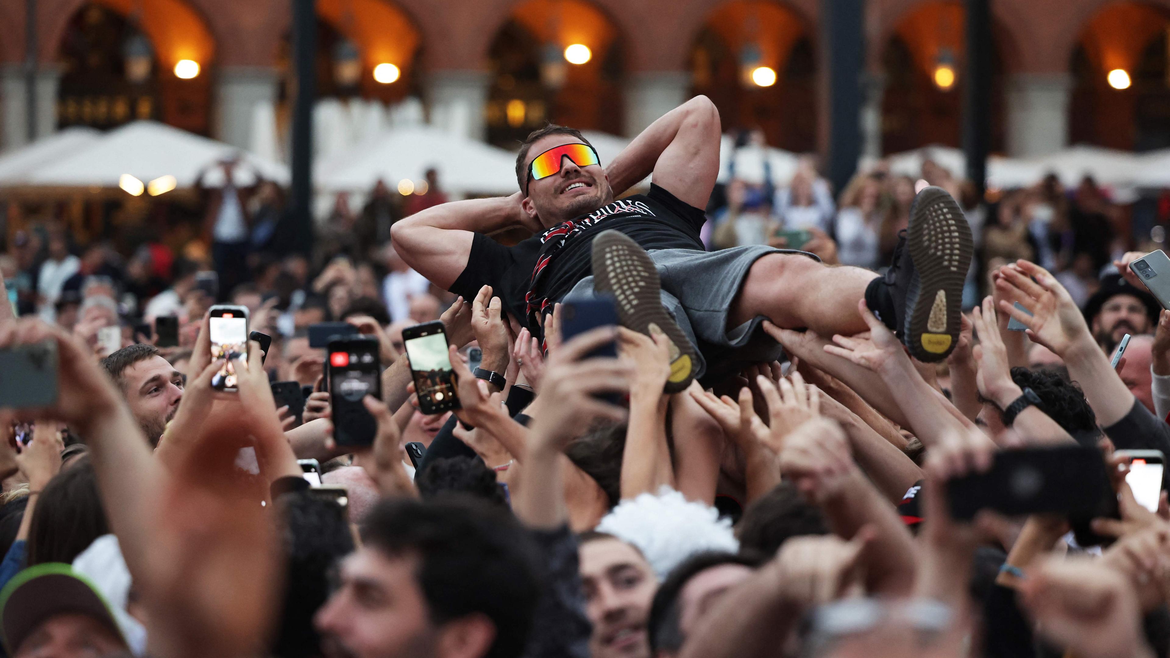 Rugby-Star Antoine Dupont gewinnt mit Toulouse die Meisterschaft und wird von den Fans auf Händen getragen