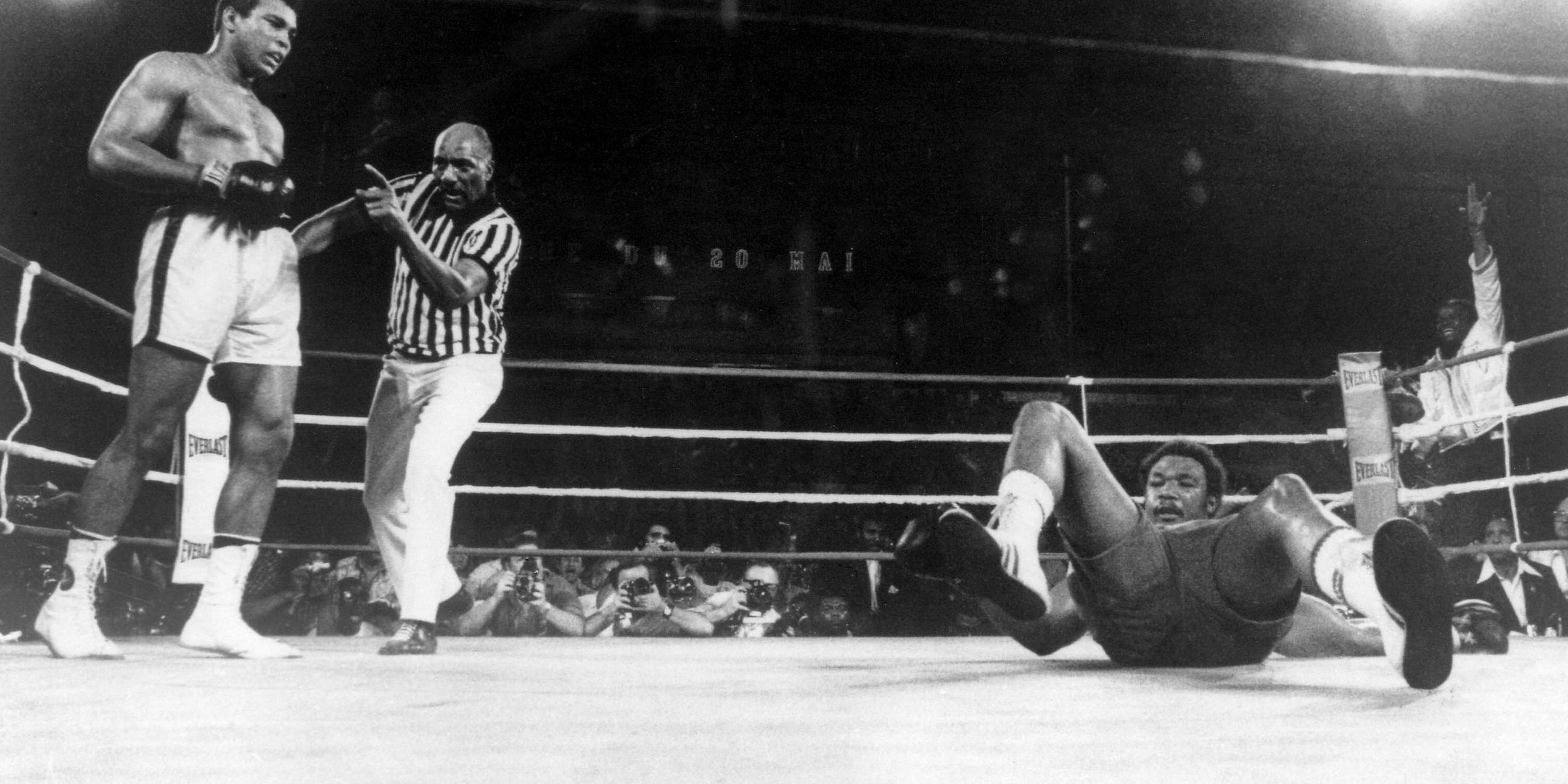 Muhammad Ali (li.) schickt George Foreman auf die Bretter, Ringrichter Zach Clayton  geht dazwischen