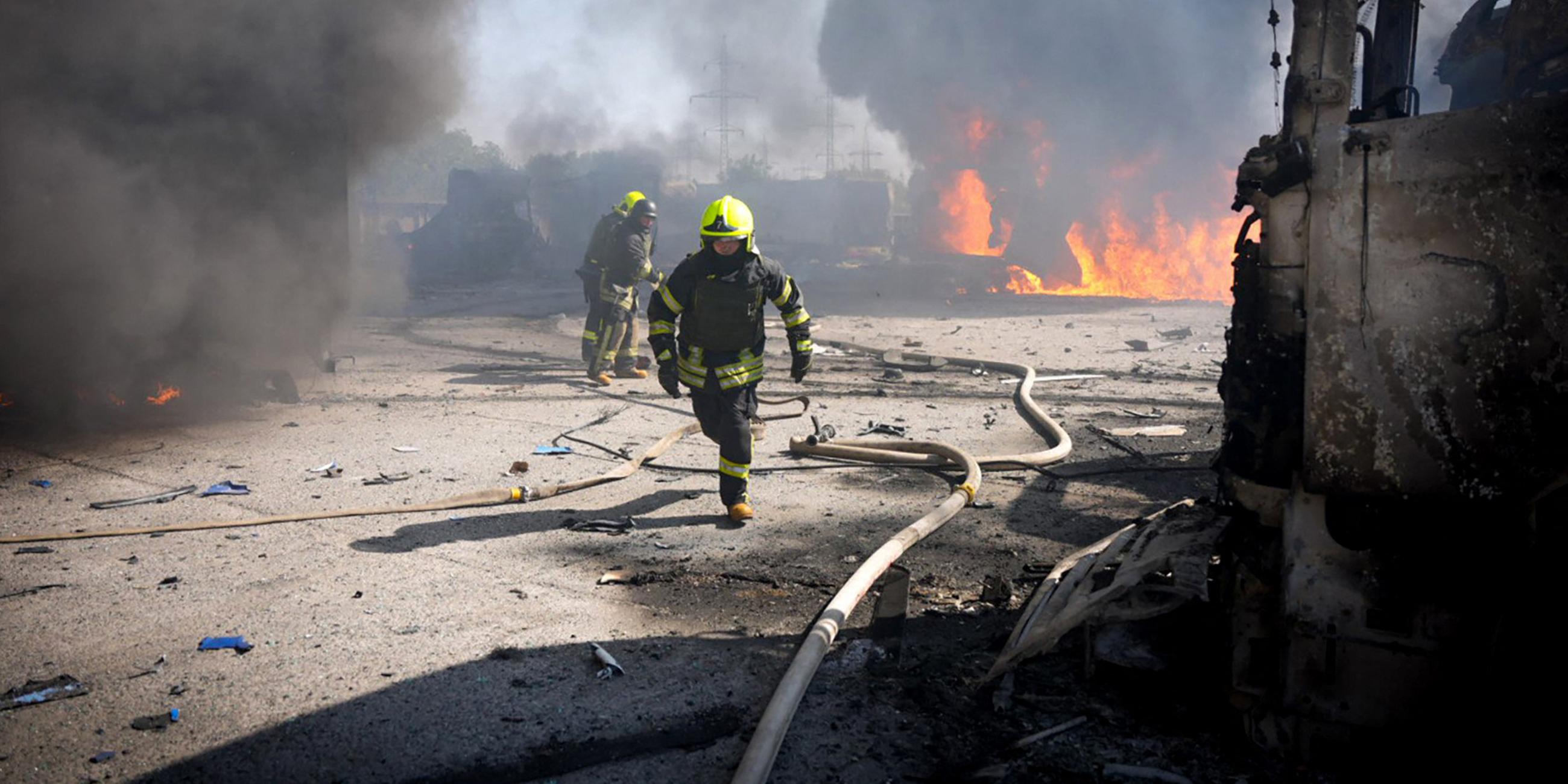 Rettungskräfte löschen nach einem Raketenangriff in der Region Odessa ein Feuer