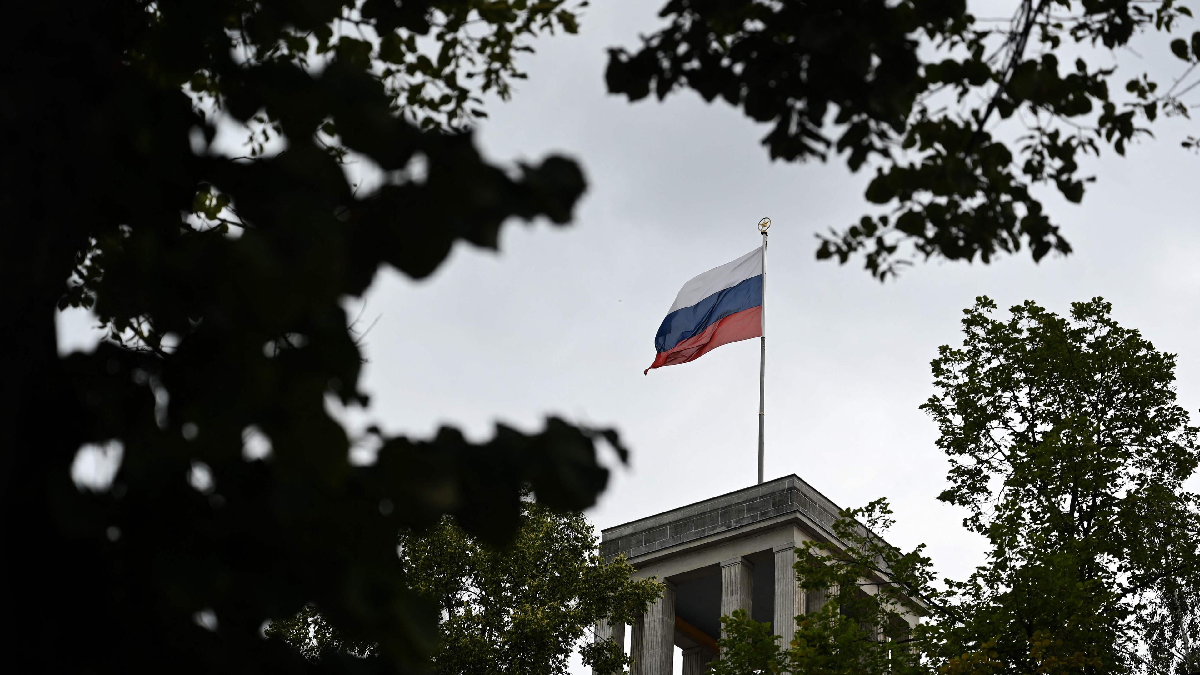 Nationalflagge der Russischen Föderation auf dem Dach des russischen Botschaftsgebäudes in Berlin