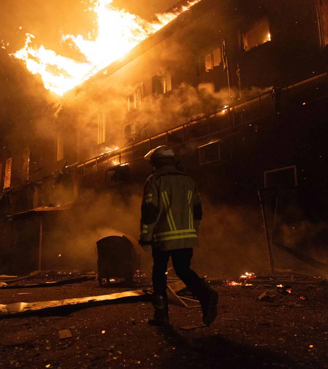 Russisches Militär greift ein ziviles Unternehmen in Charkiw mit Drohnen an. Es gibt einen Einschlag in der Stadt, ein großes Feuer am Ort des Einschlag.