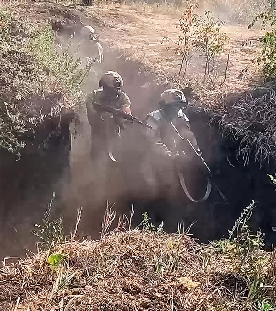 Russische Soldaten beim Kampftraining