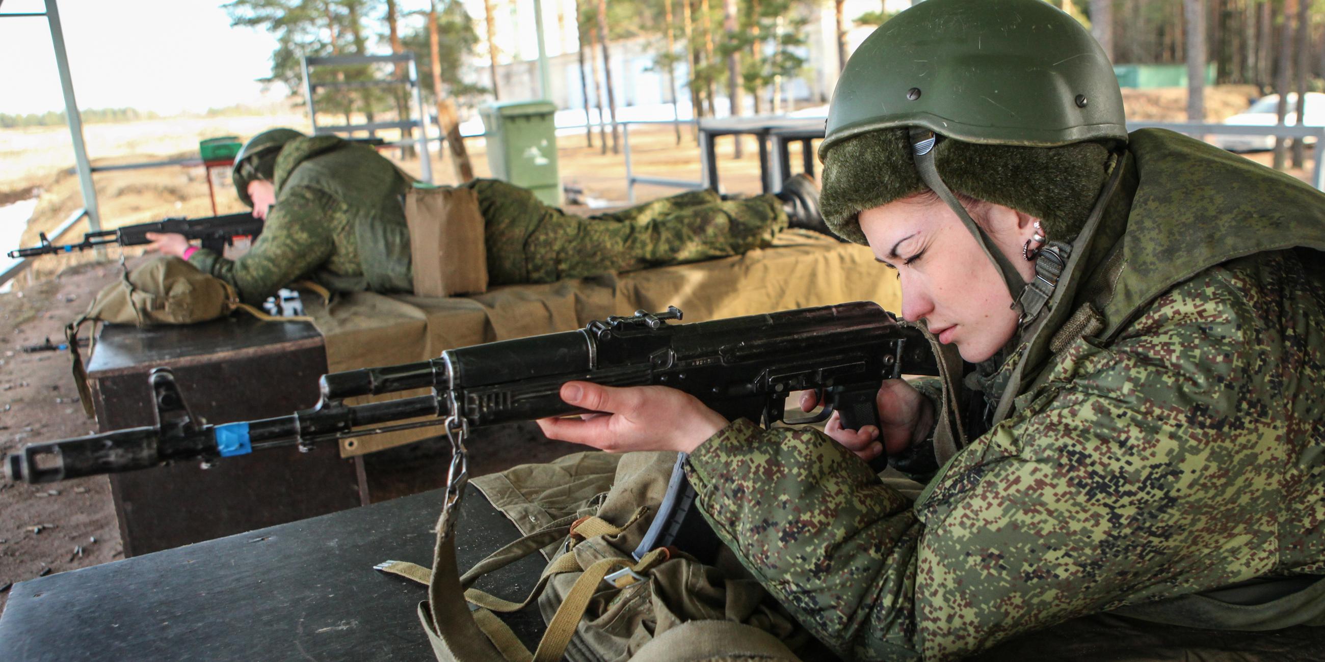 Archiv: Weibliche Vertragssoldaten nehmen an einem allgemeinen militärischen Ausbildungskurs im Gebiet Leningrad, Russland, teil. Am 20.03.2015 