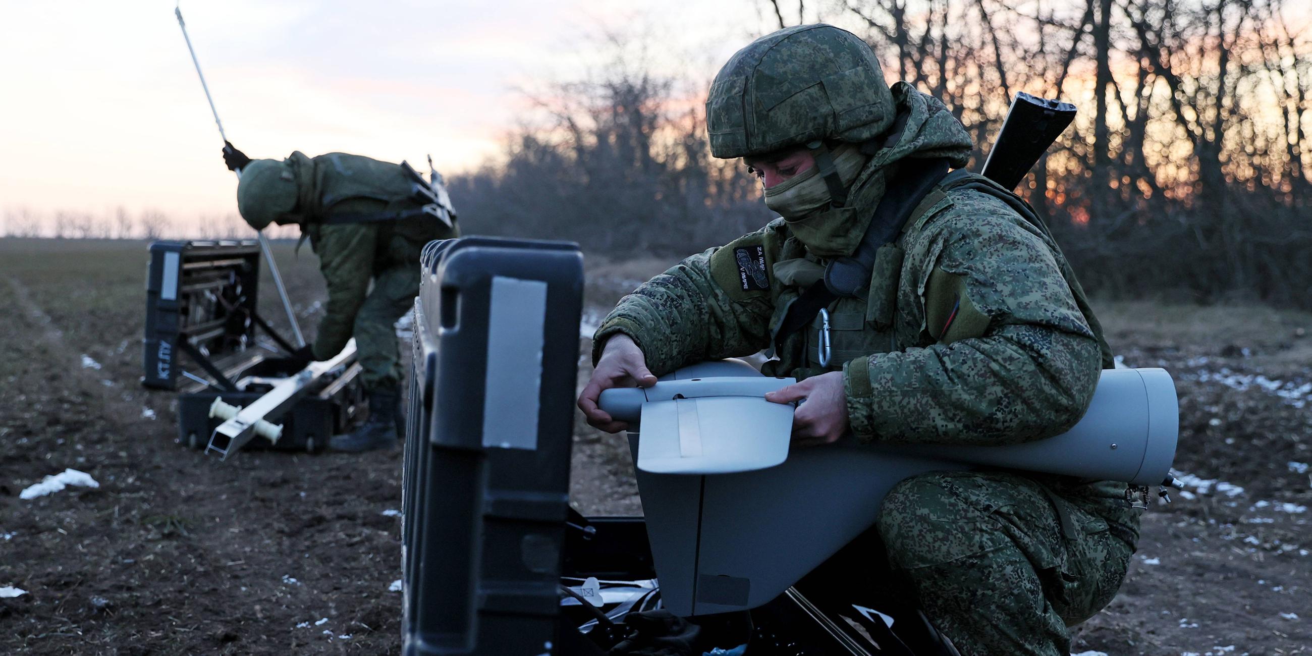 Russische Soldaten in der Region Saporischschja verwenden ein unbemanntes Flugobjekt, um feindliche Ziele zu lokalisieren.