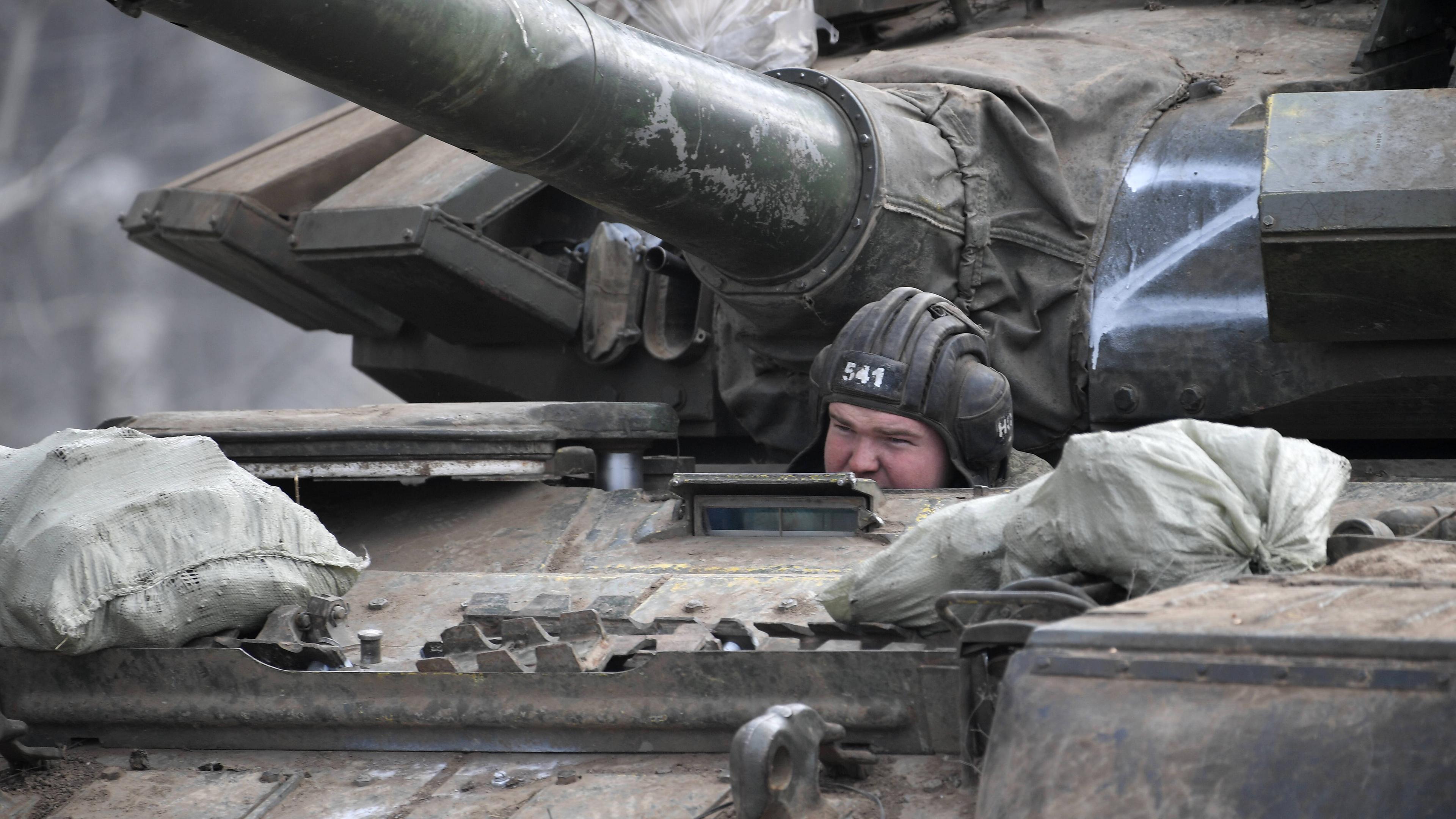 Участвовать в военных действиях. Танкист. Русский солдат на танке. Российские танкисты. Танковый удар.