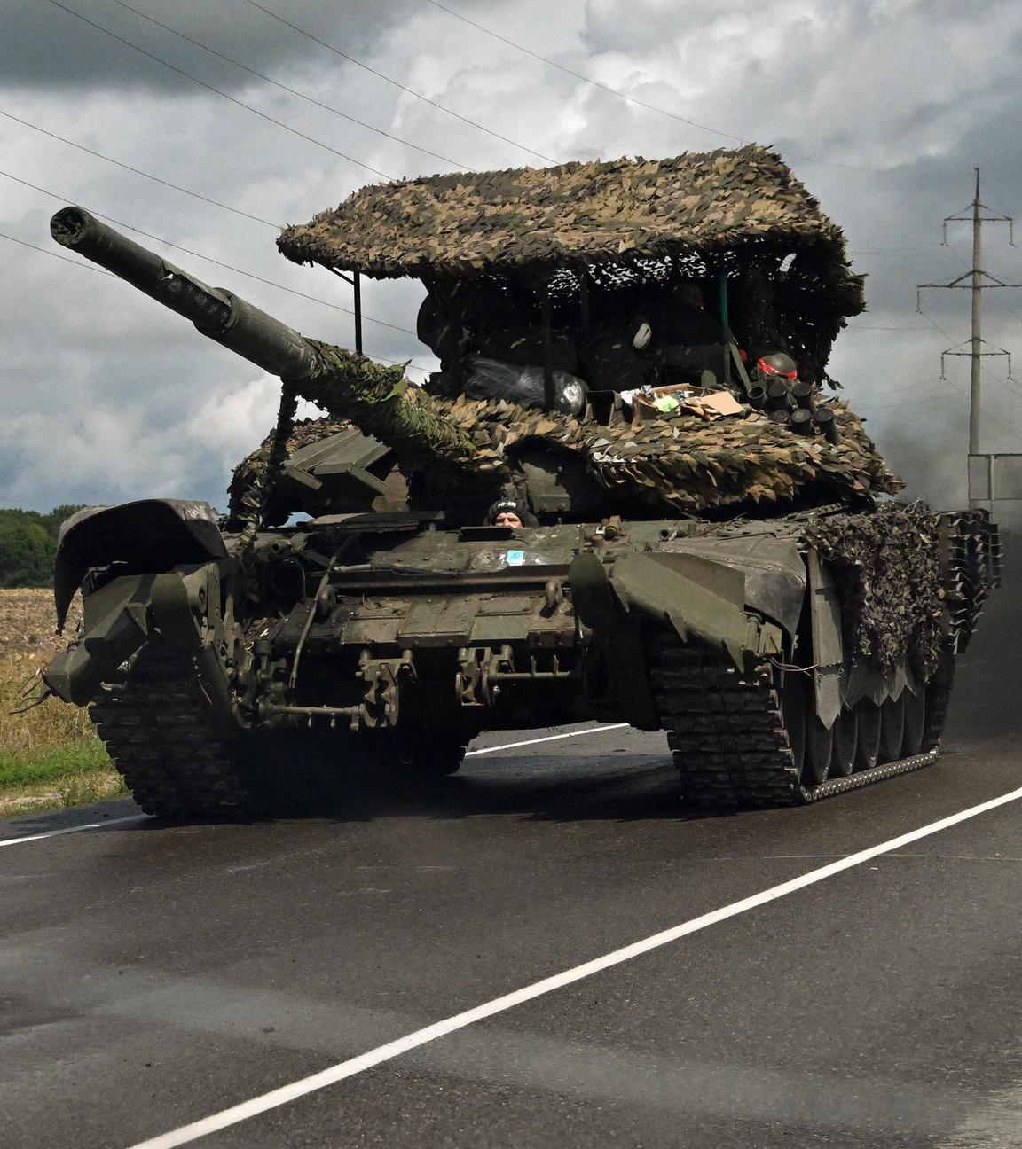 Russischer T-72 Panzer in Kursk, Ukraine fährt auf einer Straße. 