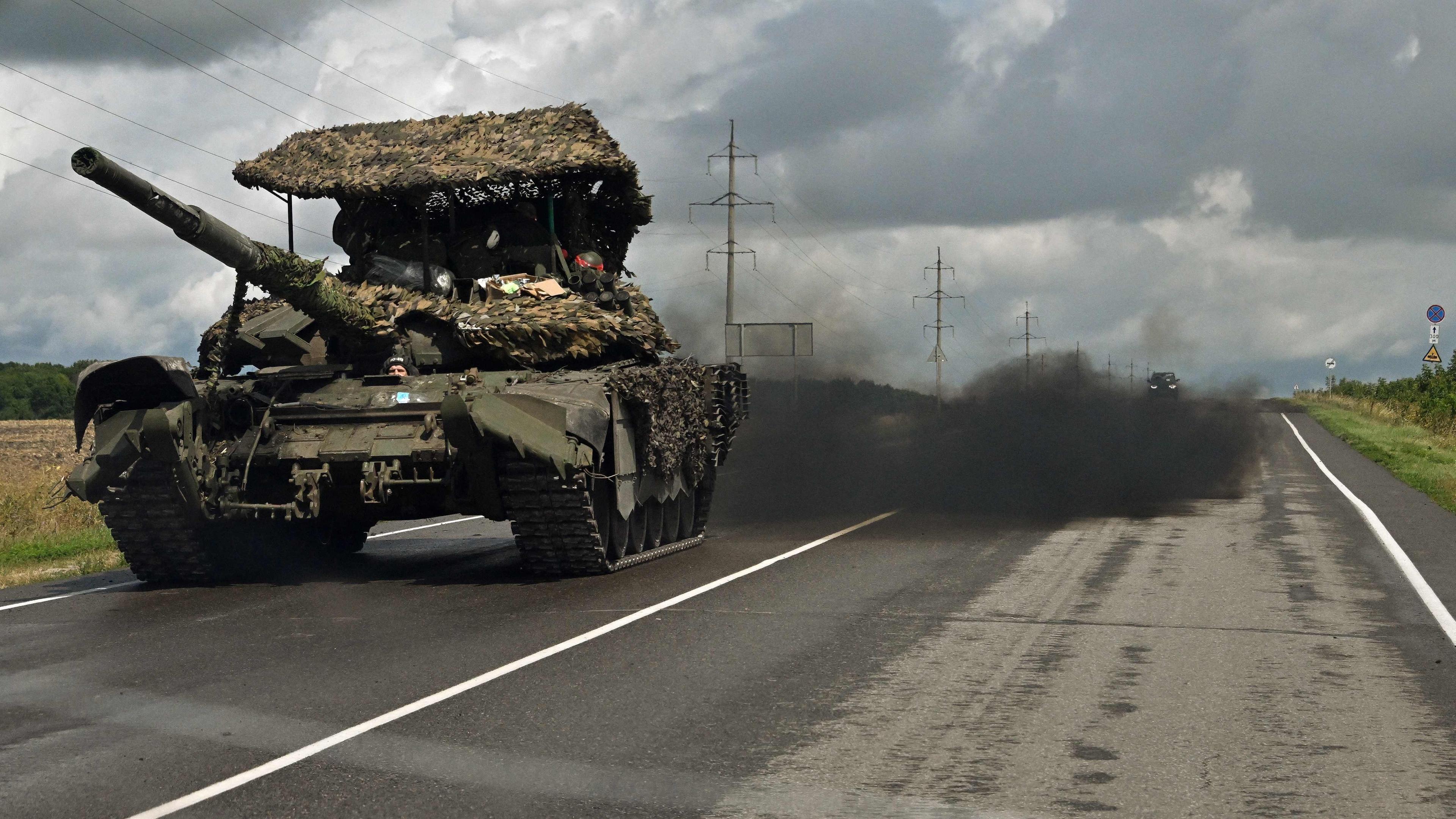 Russischer T-72 Panzer in Kursk, Ukraine fährt auf einer Straße. 