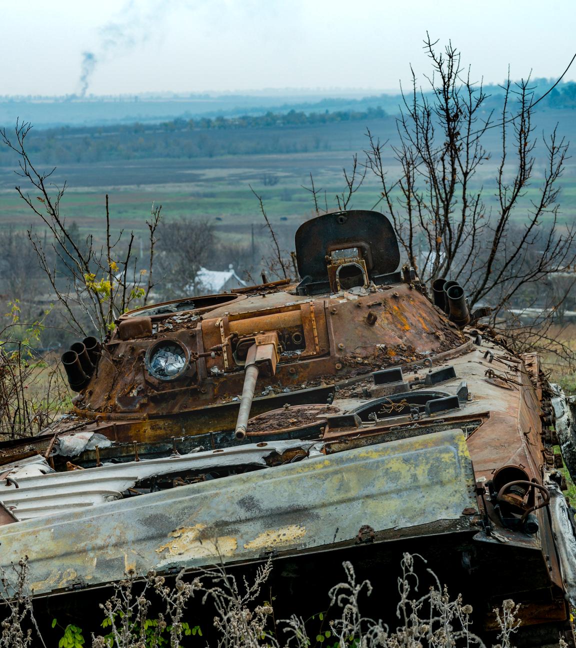 Ein kaputter russischer Panzer steht schräg auf einer Wiese in der Provinz Cherson in der Ukraine.