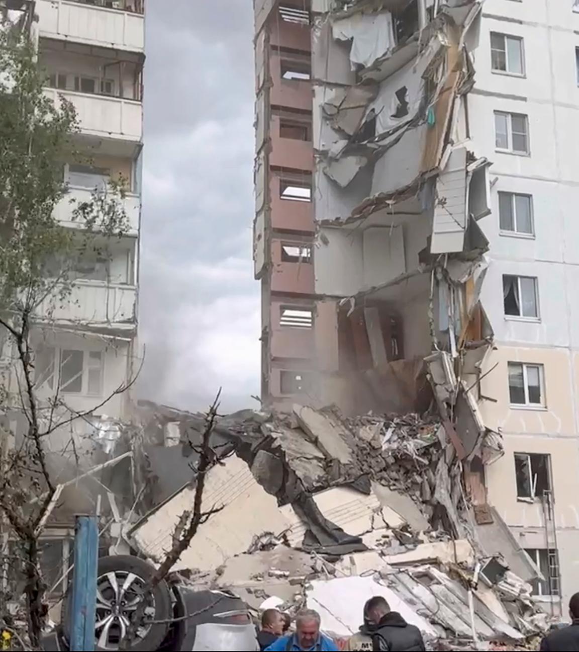 Russland, Belgorod: Zerstörtes Teilstück eines Wohnkomplexes