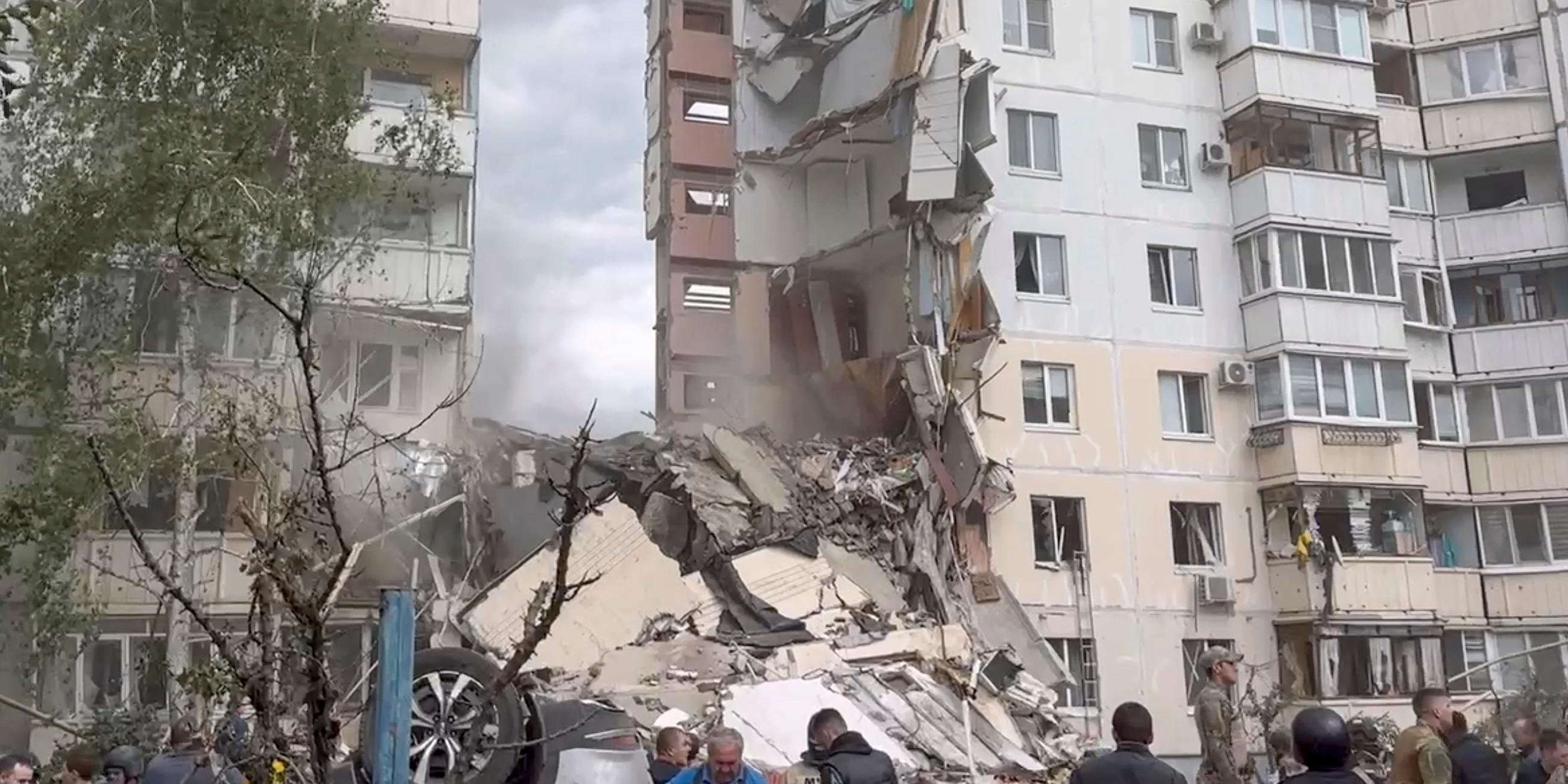 Russland, Belgorod: Zerstörtes Teilstück eines Wohnkomplexes