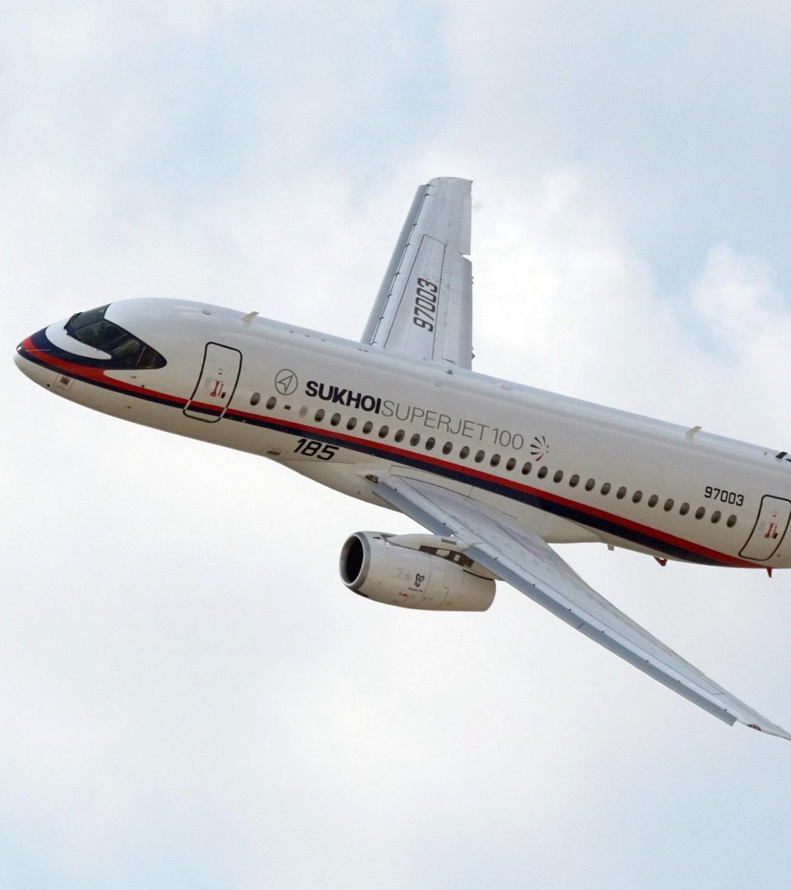 Ein russische Superjet 100 bei der Internationalen Luft- und Raumfahrtmesse MAKS in Schukowski bei Moskau. (Archivbild)