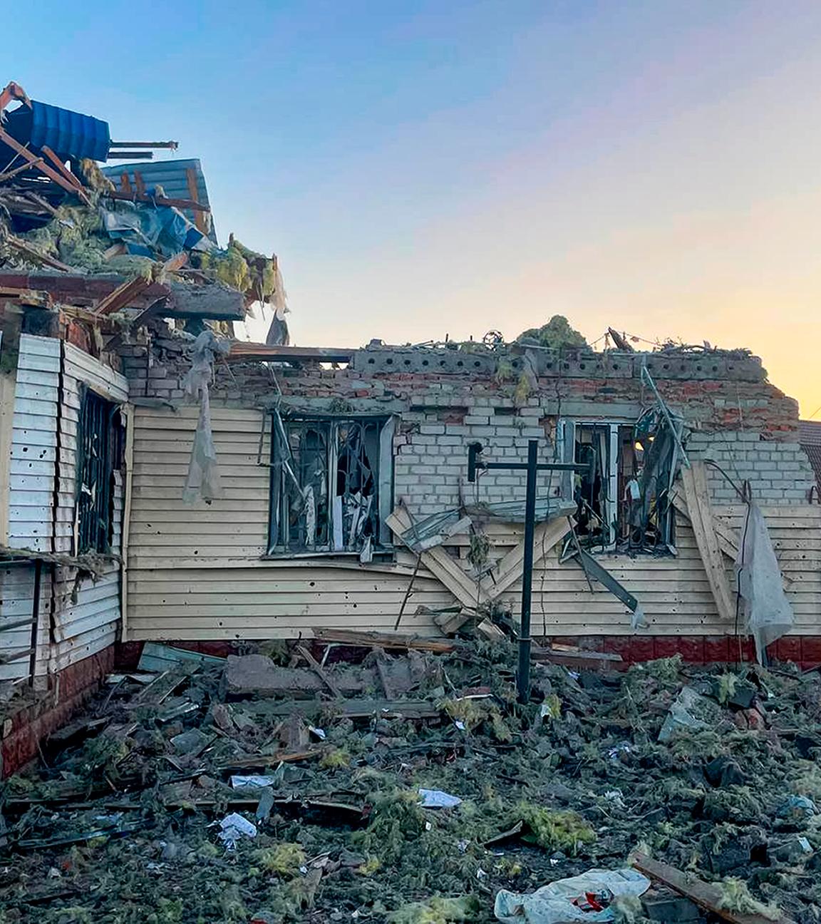 07.08.2024: Dieses vom amtierenden Gouverneur der Region Kursk, Alexej Smirnow, über seinen Telegramkanal veröffentlichtes Foto zeigt ein beschädigtes Haus nach Beschuss.