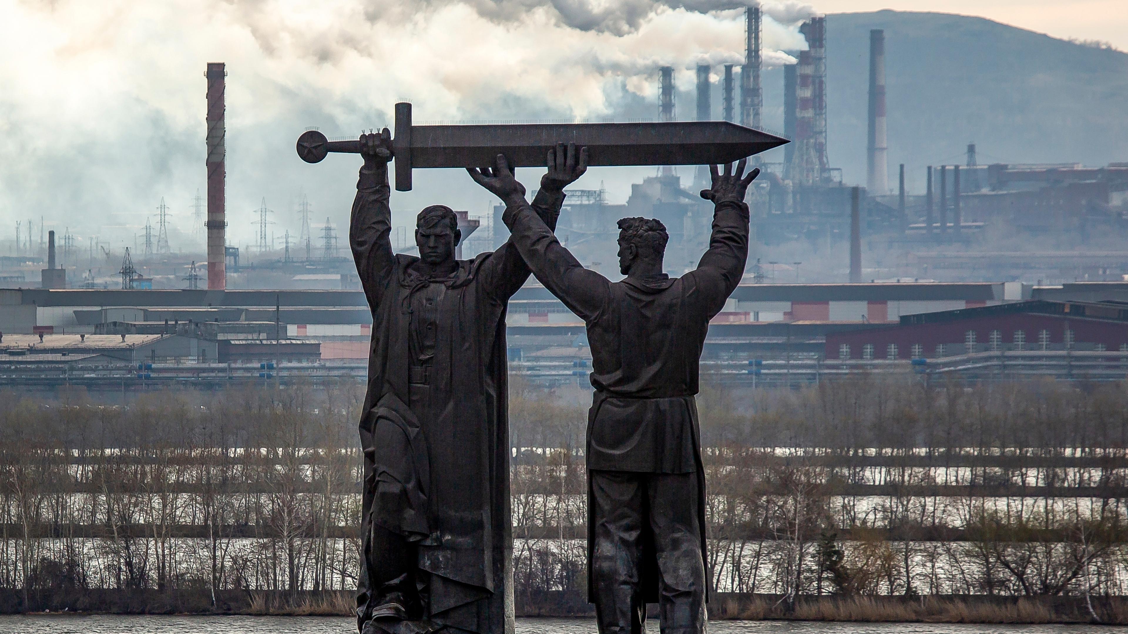 Denkmal eines Soldaten und eines Metallarbeiters vor den Metallwerken in Magnitogorsk, Russland, Archivbild