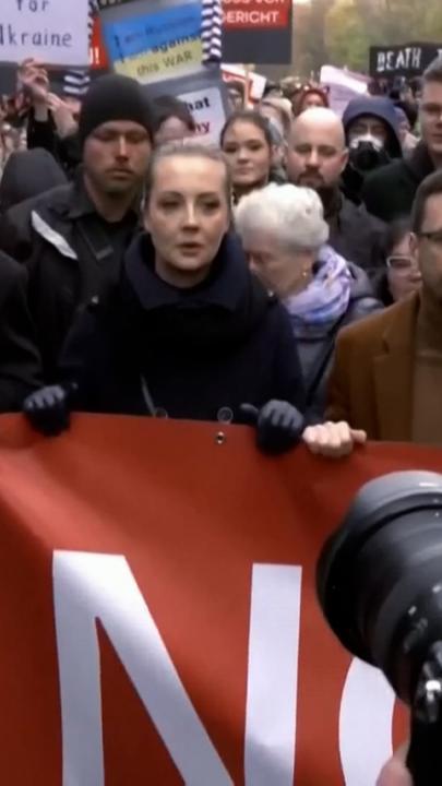 Deutschland, Berlin: Eine Demonstration gegen Wladimir Putin. 