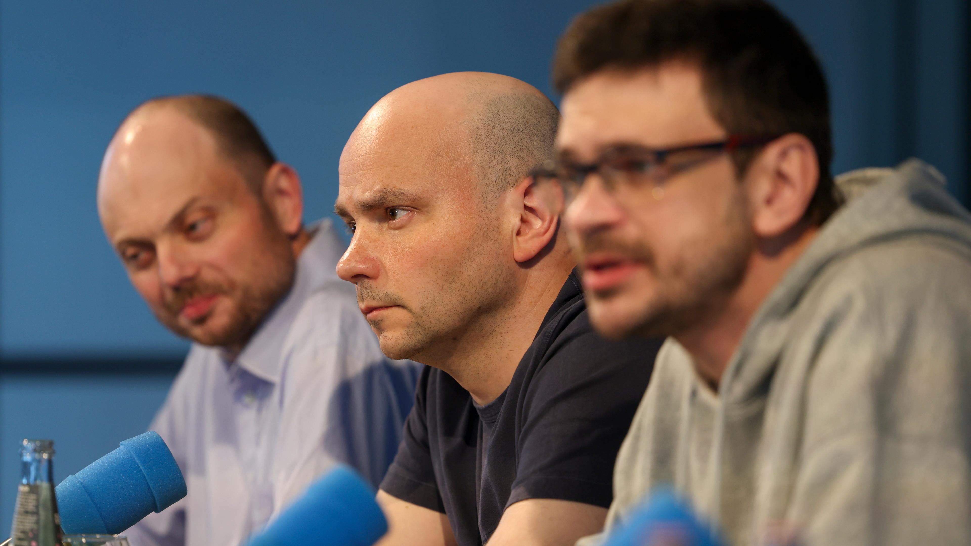 Drei freigelassene russische Oppositionelle bei einer Pressekonferenz.