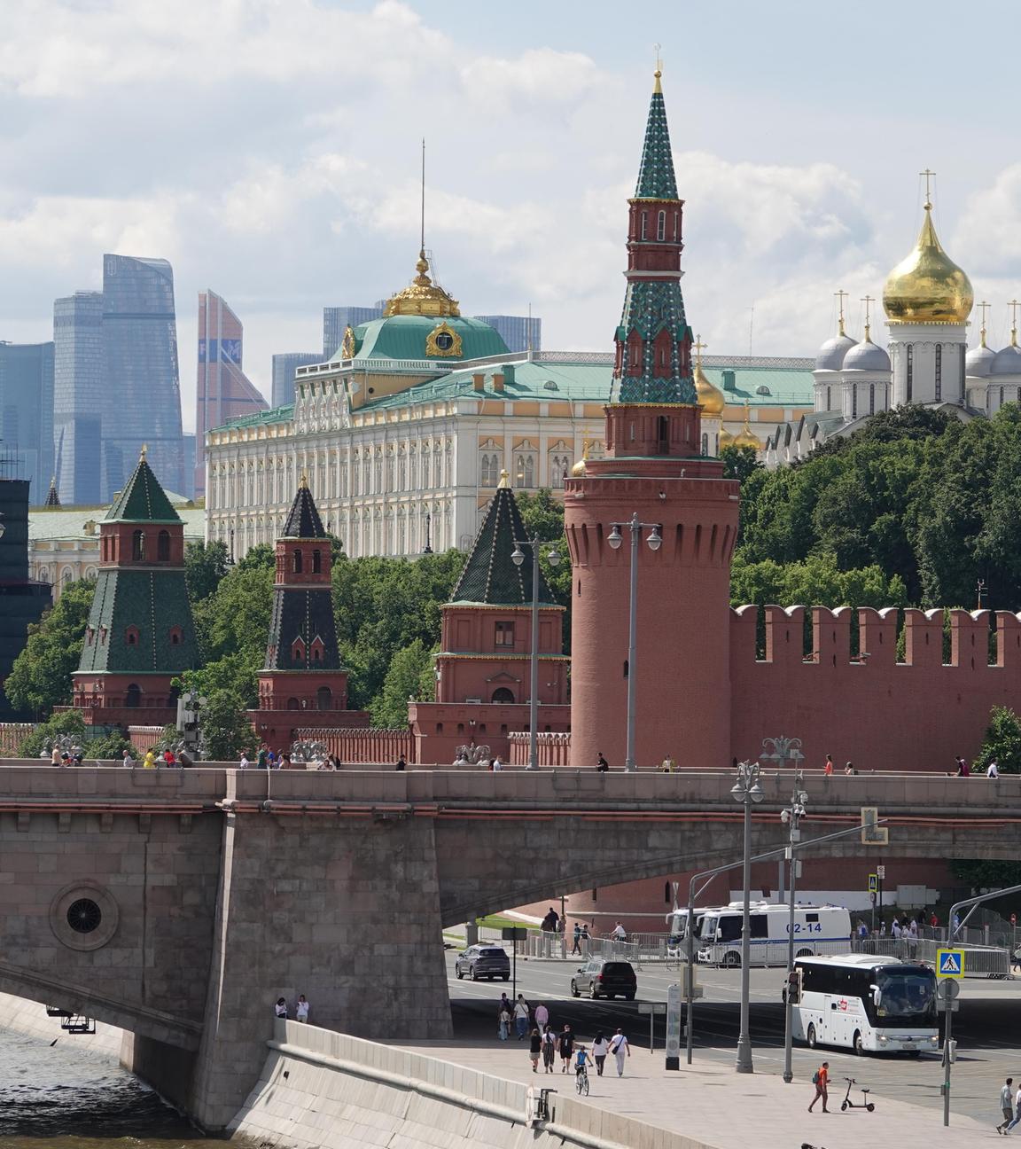 Von der Moskwa aus sind hinter der Brücke der Kreml und das Hochhaus- und Geschäftsviertel Moskwa City (Hintergrund) zu sehen