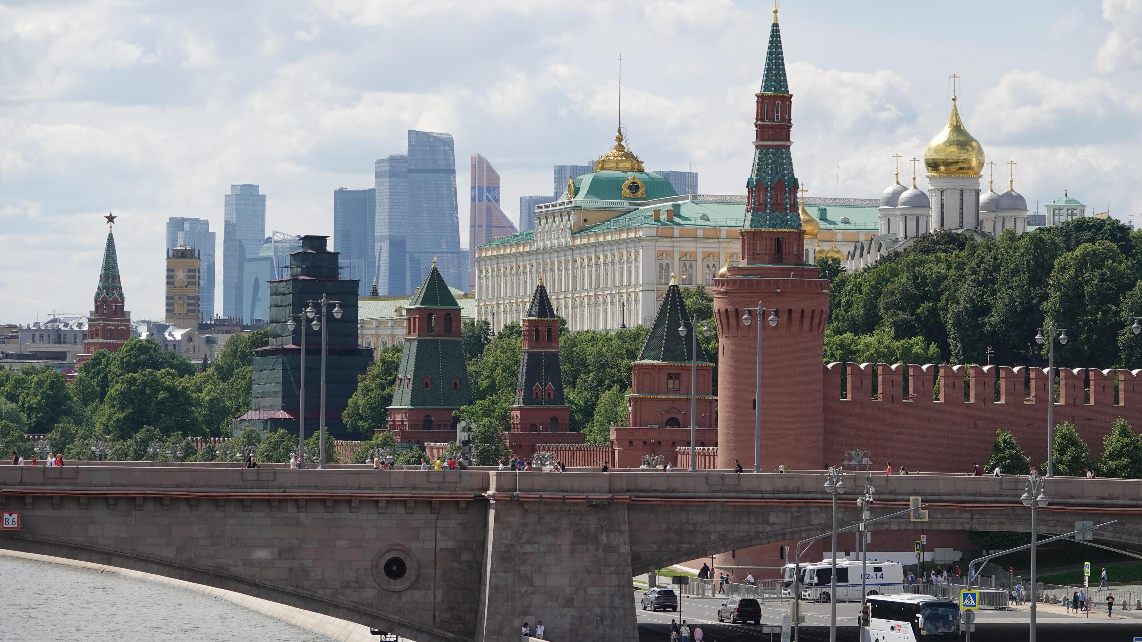 Von der Moskwa aus sind hinter der Brücke der Kreml und das Hochhaus- und Geschäftsviertel Moskwa City (Hintergrund) zu sehen