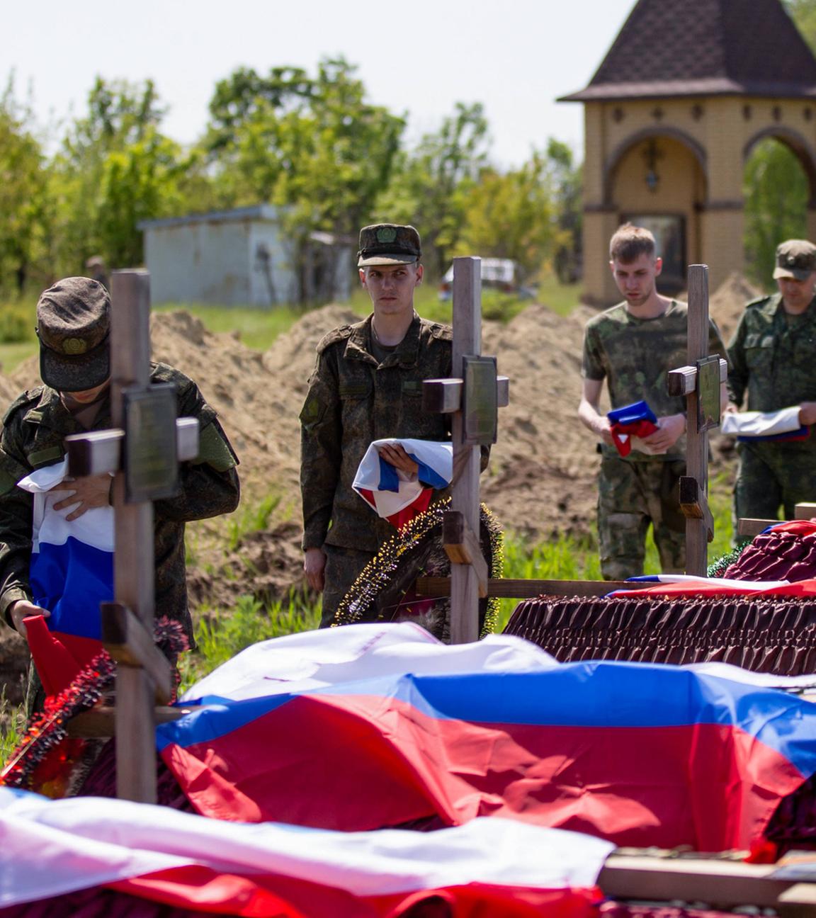 Russische Soldaten und Särge 