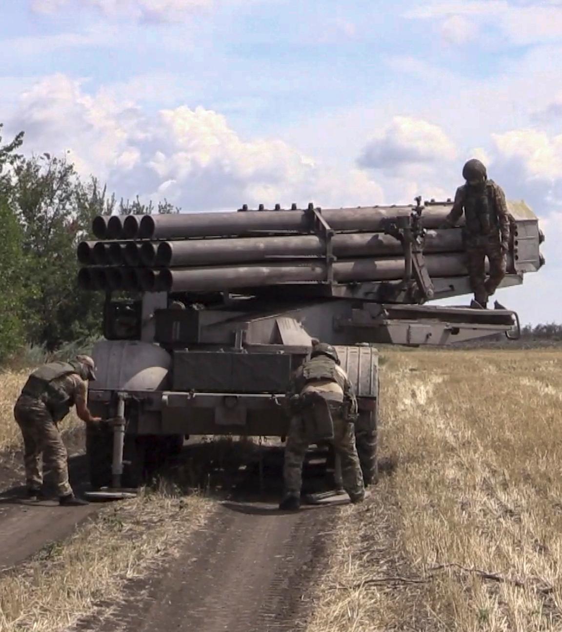 Die Besatzung eines Mehrfachraketenwerfers bereitet sich darauf vor, auf ukrainische Positionen zu feuern.