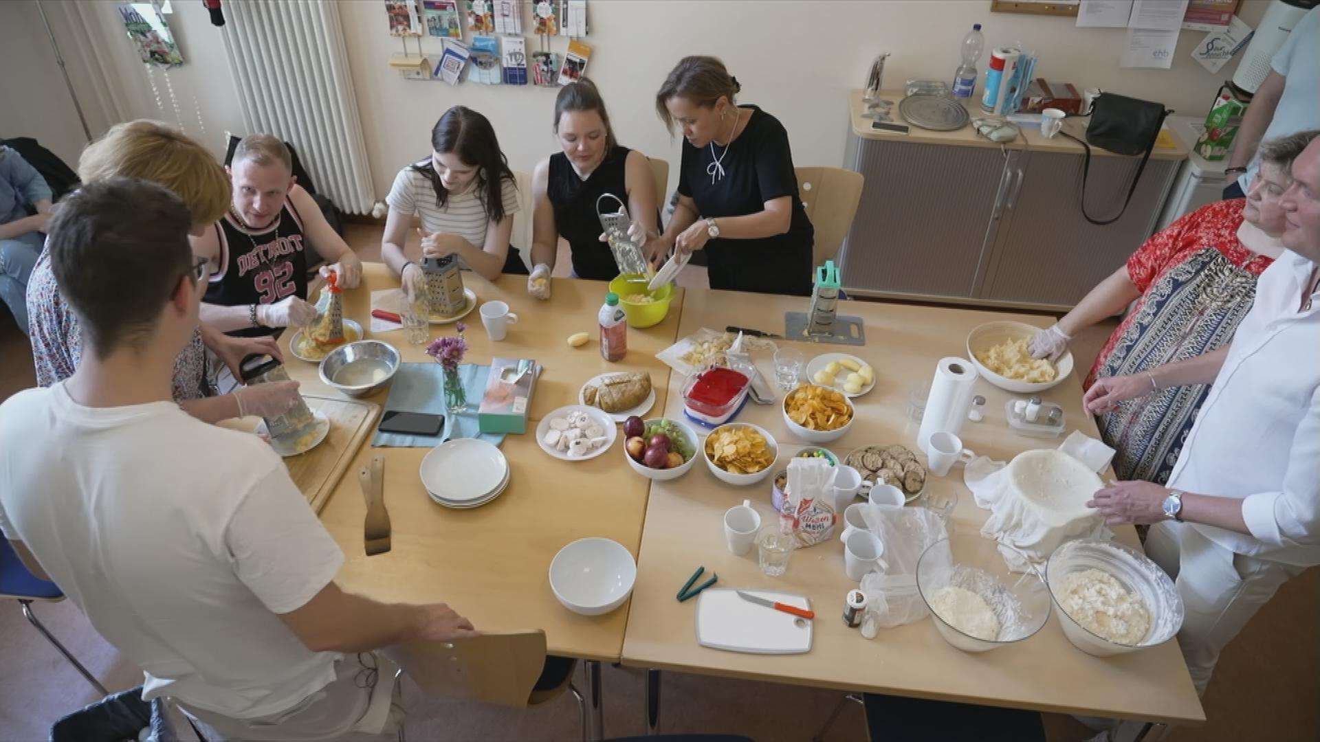 Gruppe junger Russlanddeutscher beim Kochen