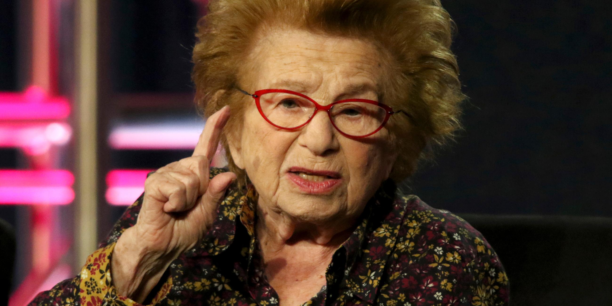 USA, Pasadena: Dr. Ruth Westheimer nimmt an der Podiumsdiskussion "Fragen Sie Dr. Ruth" während der Hulu-Präsentation auf der Television Critics Association Winter Press Tour im Langham Huntington teil. Archivbild 