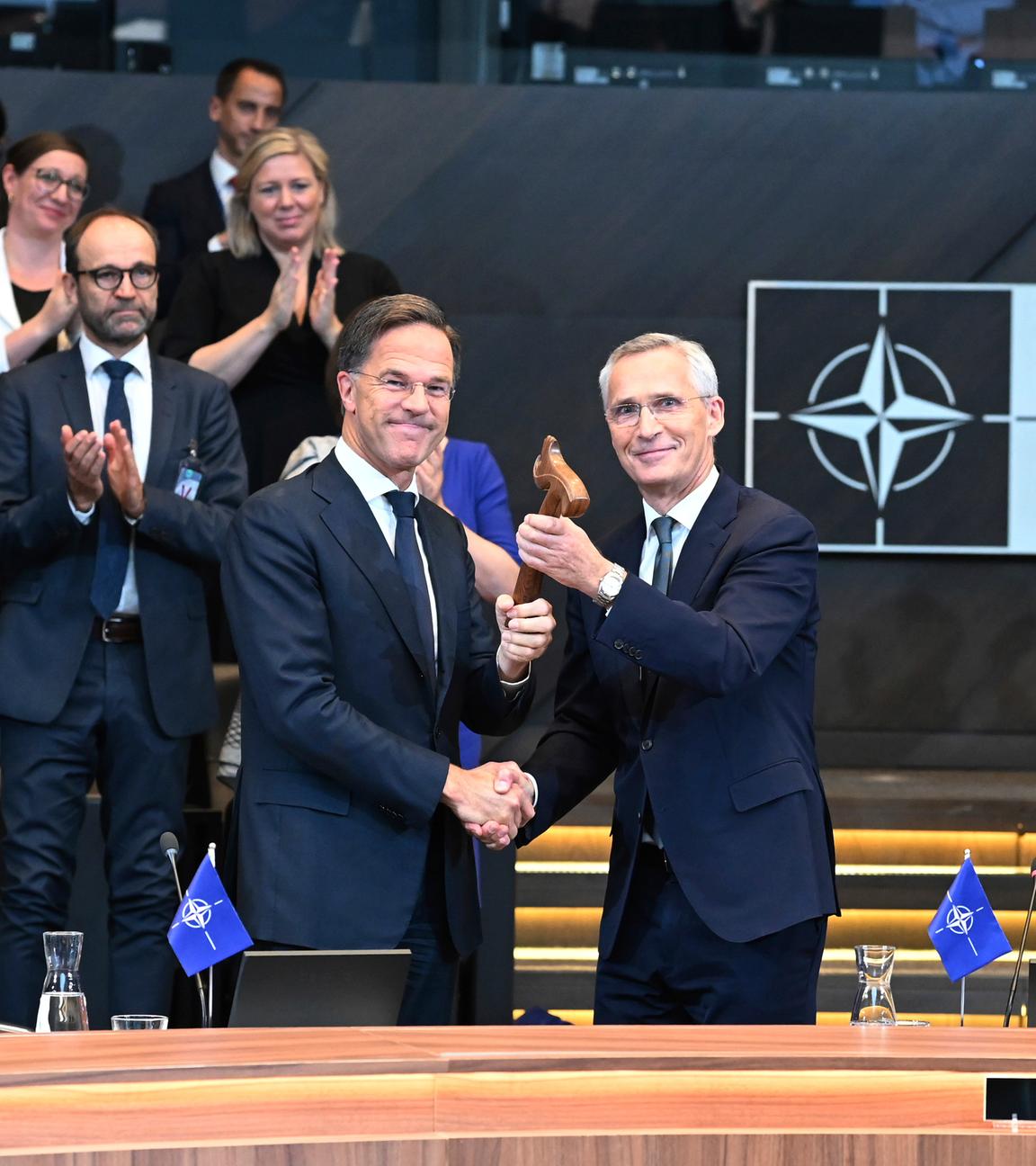 01.10.2024, Belgien, Brüssel: Der scheidende NATO-Generalsekretär Jens Stoltenberg (r) steht neben dem neuen NATO-Generalsekretär Mark Rutte bei der Amtsübergabe im NATO-Hauptquartier.