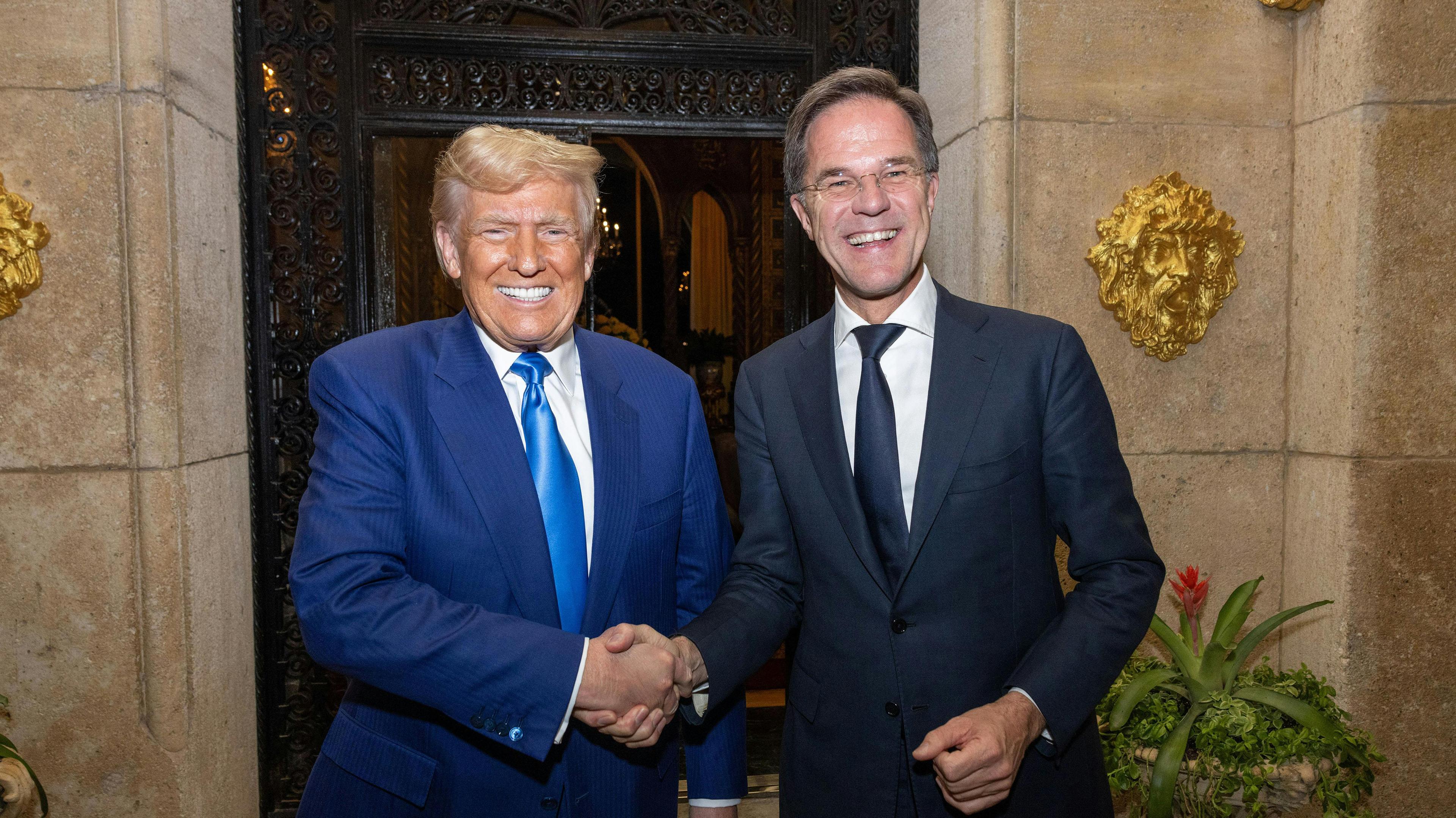 USA, Mar-al-Lago: US-Präsident Donald Trump (l) und Nato-Generalsekretär Mark Rutte geben sich die Hand.