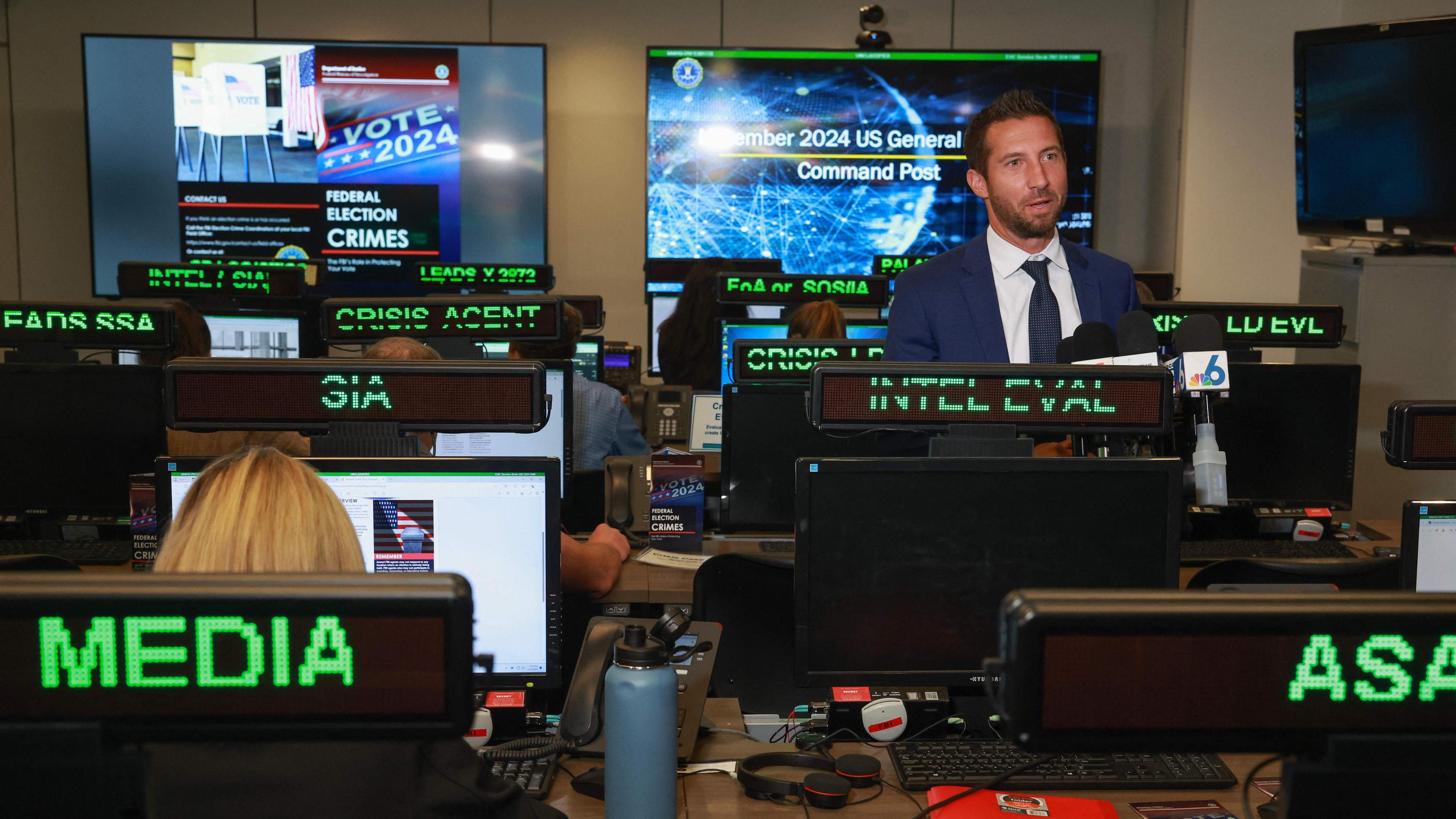 Ryan James, stellvertretender Sonderagent des FBI, spricht vom Election Crime Command Post im FBI-Hauptquartier in Miami aus mit den Medien