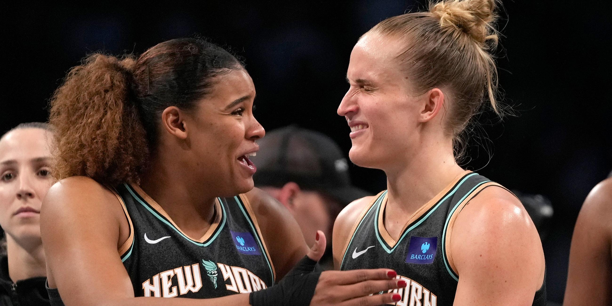 Die deutschen WNBA-Spielrinnen Nyara Sabally (l.) und Leonie Fiebich von New York Liberty