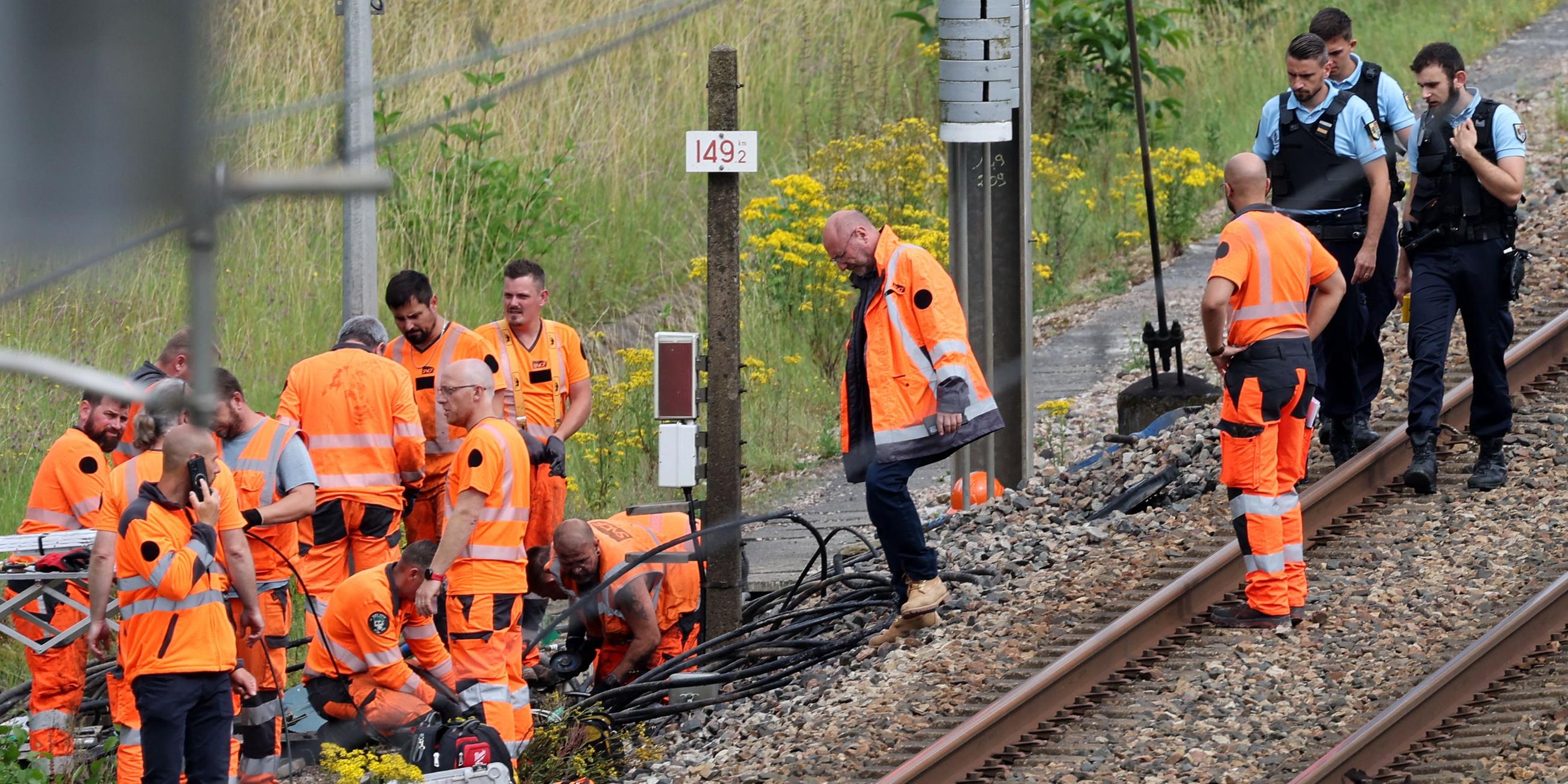Mitarbeiter der SNCF und französische Gendarmen inspizieren die Sabotage an Kabeln der französischen Bahn.