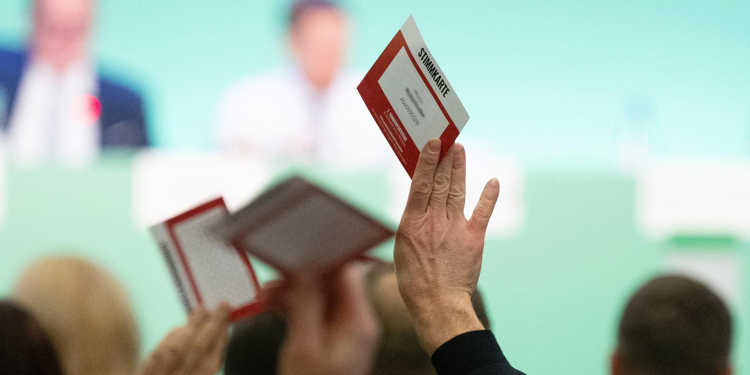 Abstimmung der CDU-Delegierten in Sachsen mit Stimmkarte für Koalition mit der SPD