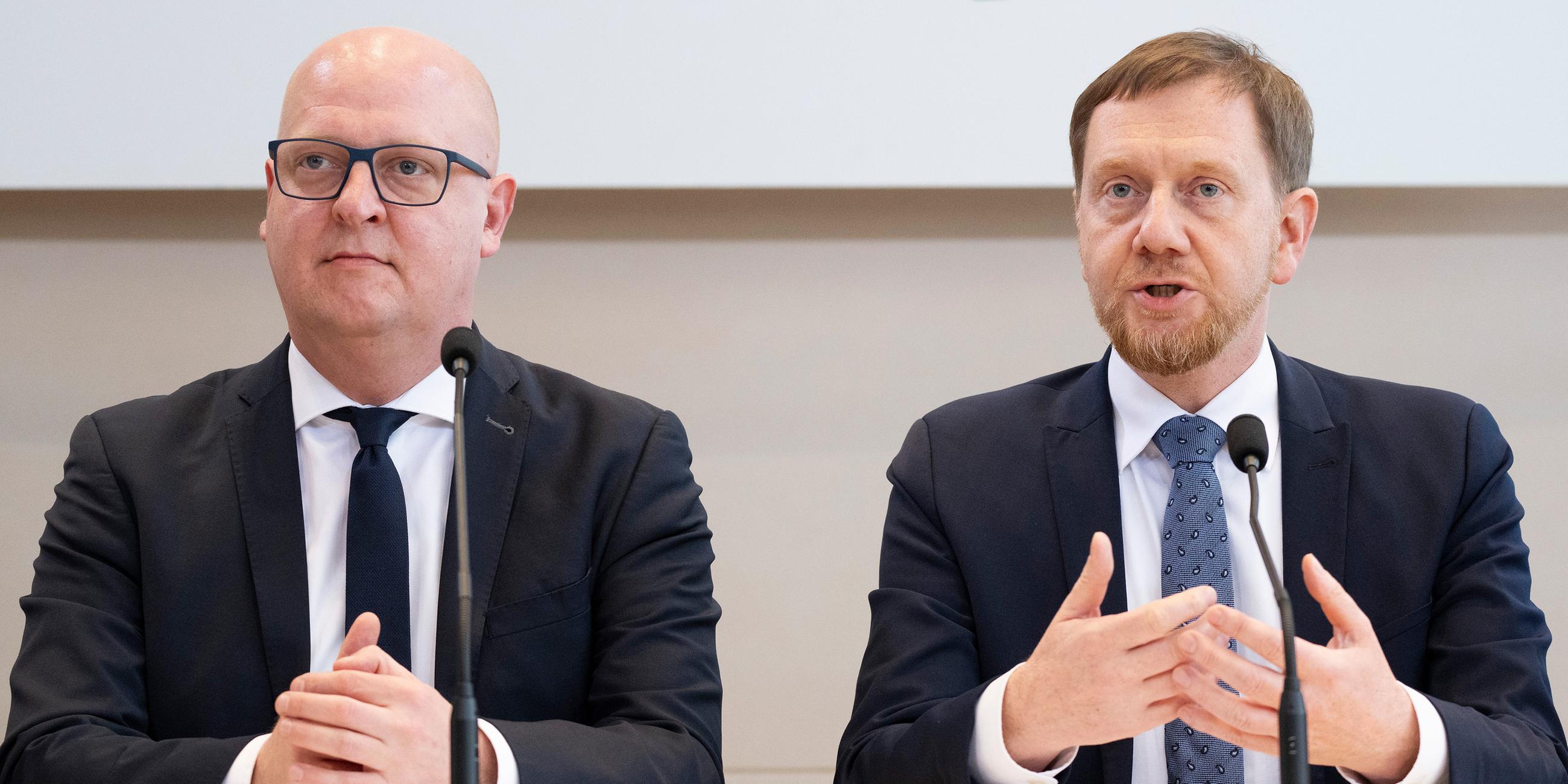 Henning Homann (l), Co-Vorsitzender der SPD in Sachsen, und Michael Kretschmer (CDU), Ministerpräsident von Sachsen