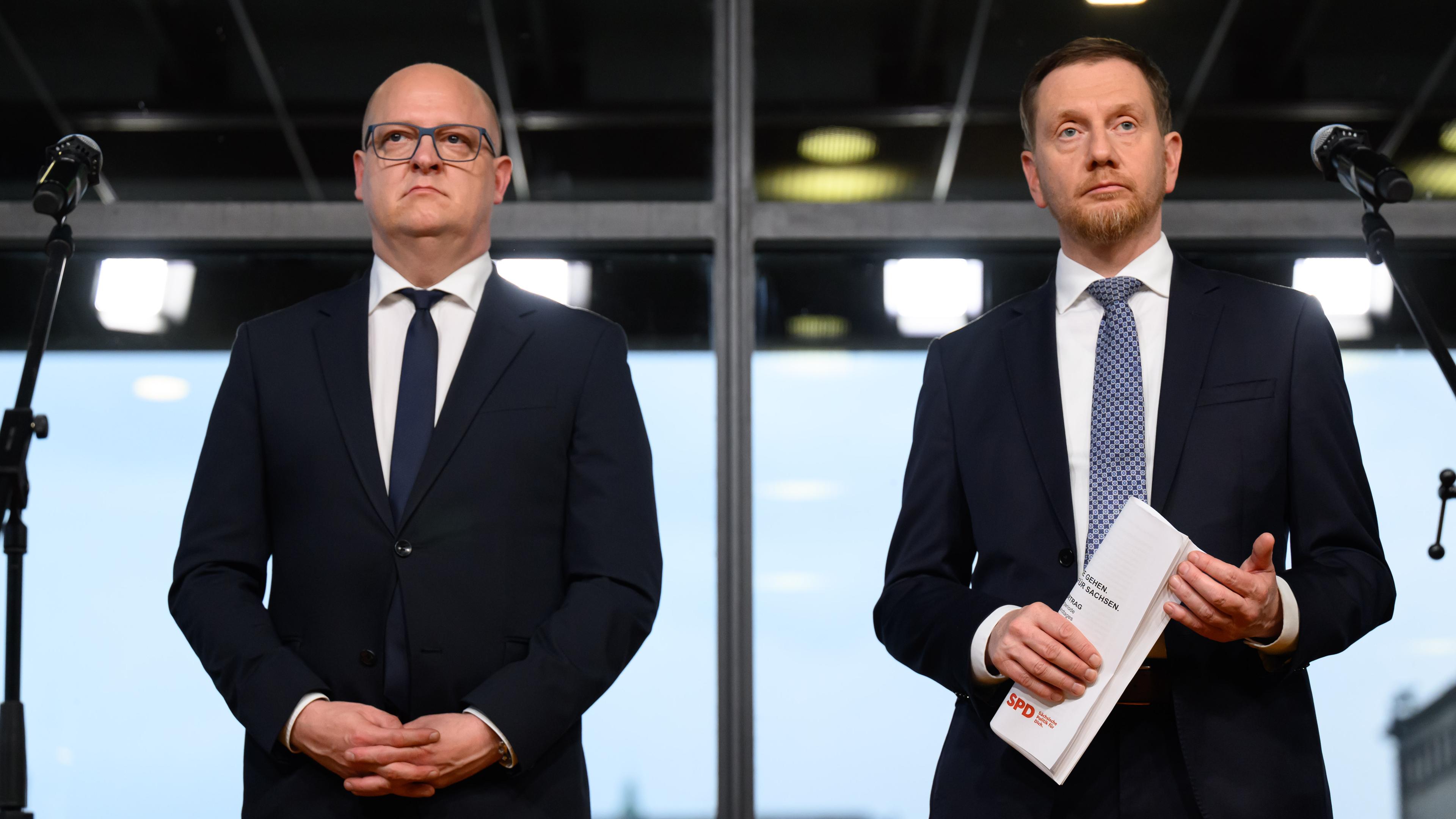 04.12.2024, Sachsen, Dresden: Henning Homann (l), Co-Vorsitzender der SPD in Sachsen, und Michael Kretschmer (CDU), Ministerpräsident von Sachsen, stellen im Landtag den Koalitionsvertrag zwischen CDU und SPD vor.