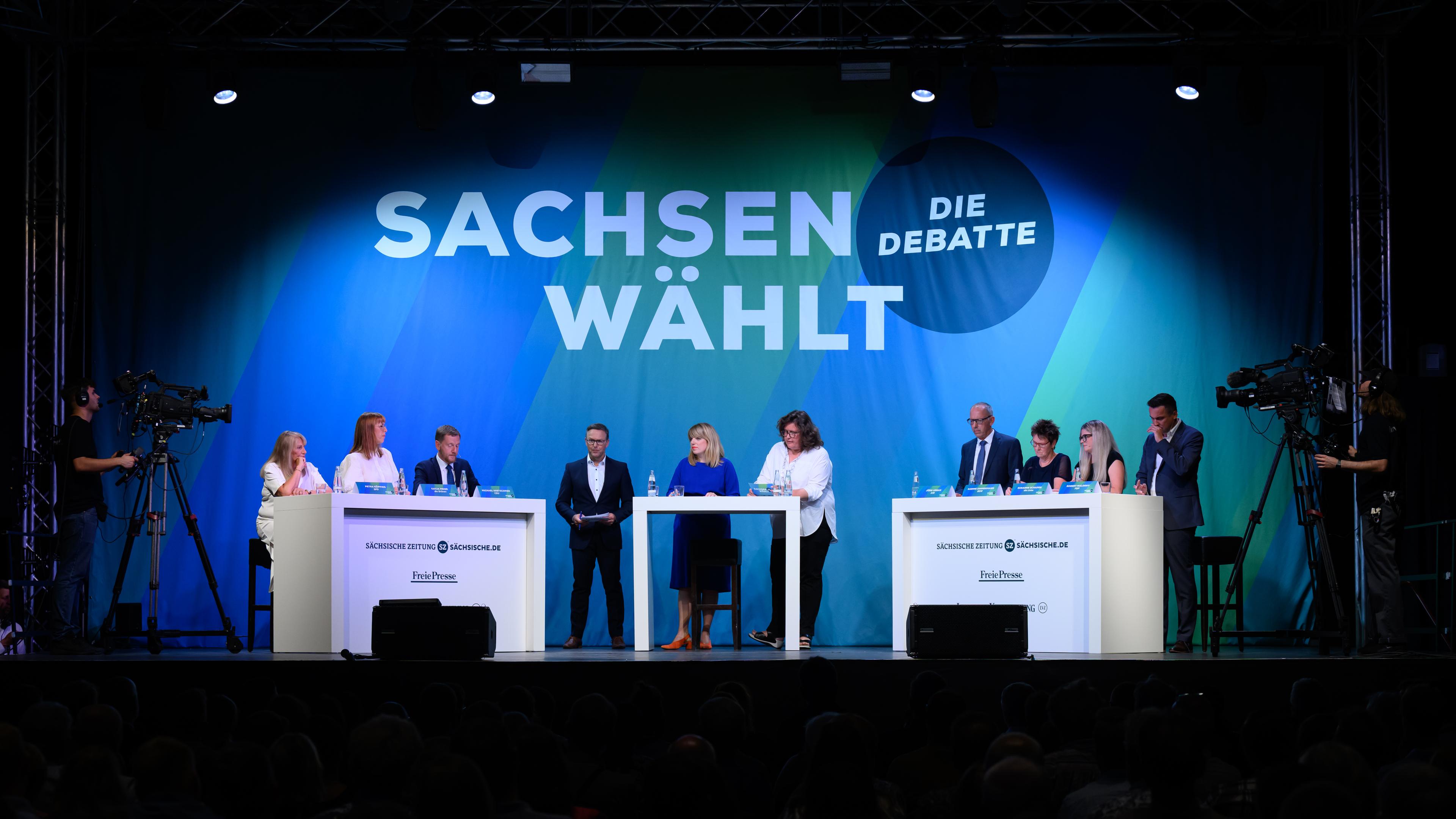  Sachsen, Dresden: Petra Köpping (SPD, l-r), Sozialministerin von Sachsen, Katja Meier (Bündnis90/Die Grünen), Justizministerin von Sachsen, Michael Kretschmer (CDU), Ministerpräsident von Sachsen, Torsten Kleditzsch, Chefredakteur der Freien Presse, Hannah Suppa, Chefredakteurin der Leipziger Volkszeitung, Annette Binninger, Chefredakteurin der Sächsische Zeitung, Jörg Urban, Vorsitzender der AfD in Sachsen, Sabine Zimmermann, Spitzenkandidatin von BSW (Bündnis Sahra Wagenknecht), Susanne Schaper, Landesvorsitzende Die Linke Sachsen, und Robert Malorny, Spitzenkandidat der FDP, stehen beim Wahlforum der drei großen sächsischen Tageszeitungen zur Landtagswahl im Stromwerk im Kraftwerk Mitte auf dem Podium.