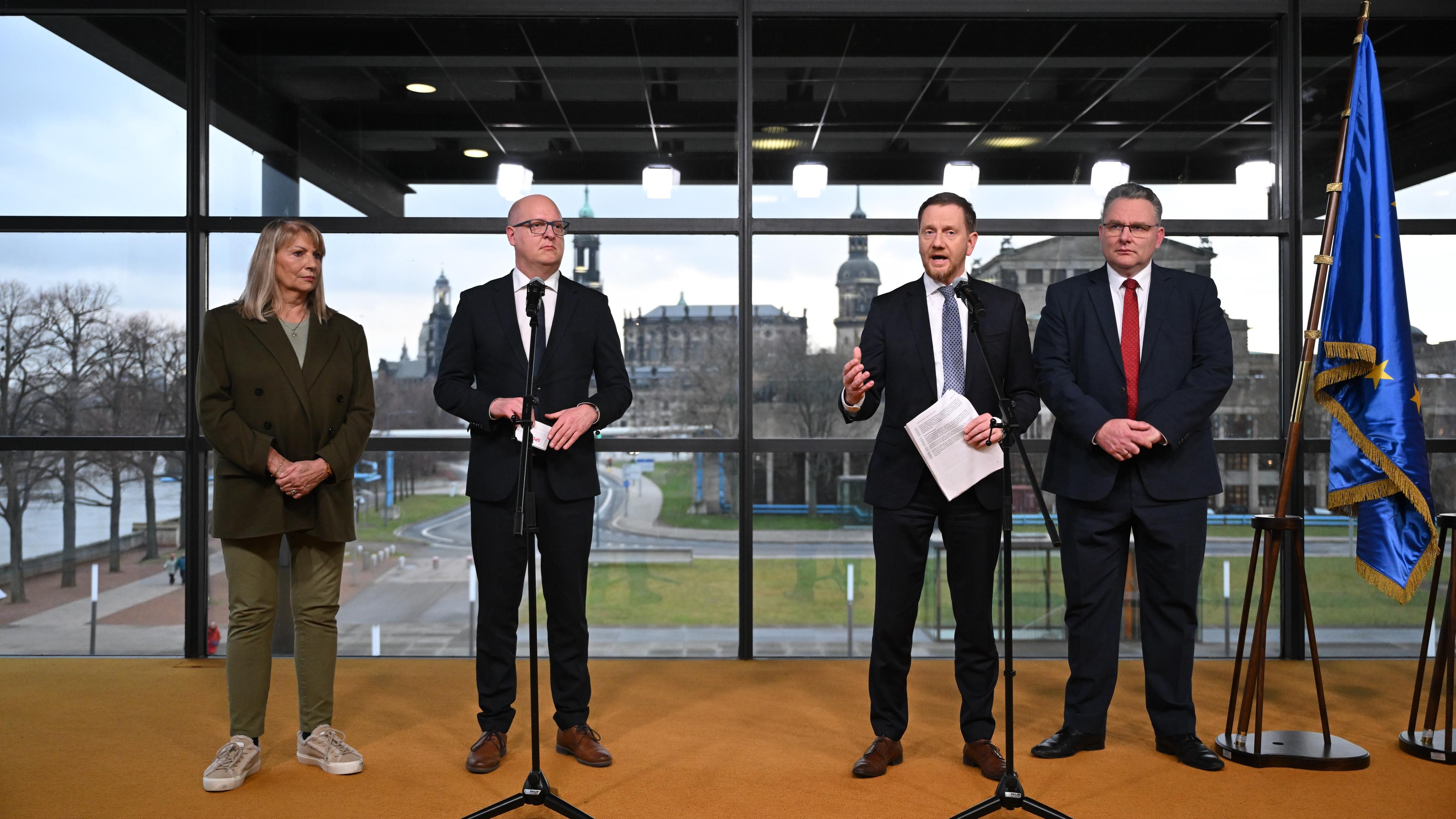 04.12.2024, Sachsen, Dresden: Petra Köpping (SPD, l-r), Sozialministerin von Sachsen, Henning Homann, Co-Vorsitzender der SPD in Sachsen, Michael Kretschmer (CDU), Ministerpräsident von Sachsen, und Christian Hartmann (CDU), Fraktionsvorsitzender im Sächsischen Landtag, stehen bei der Vorstellung des Koalitionsvertrages zwischen CDU und SPD im Sächsischen Landtag.