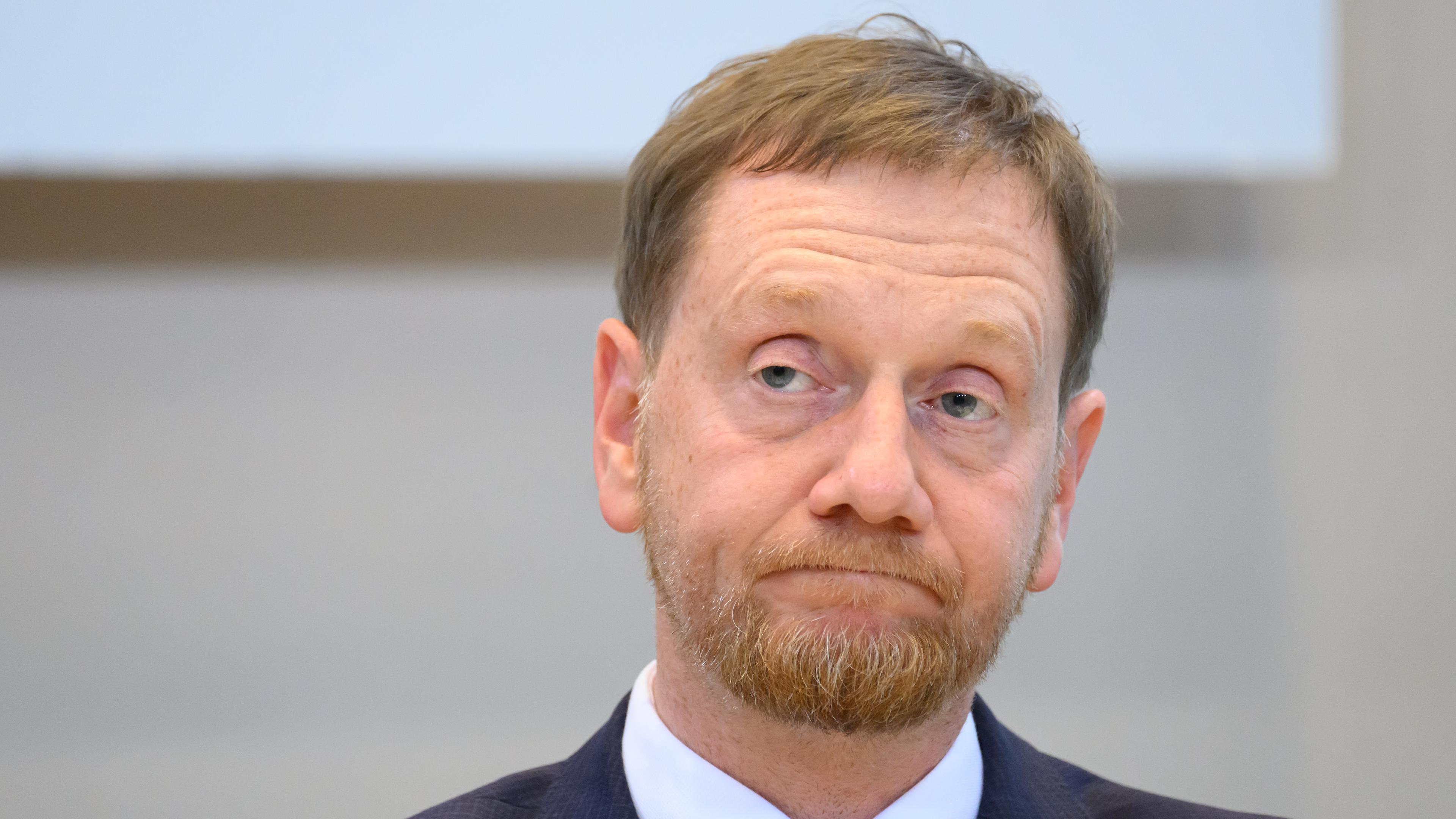 06.11.2024, Sachsen, Dresden: Michael Kretschmer (CDU), Ministerpräsident von Sachsen, sitzt während einer Pressekonferenz im Sächsischen Landtag auf dem Podium.