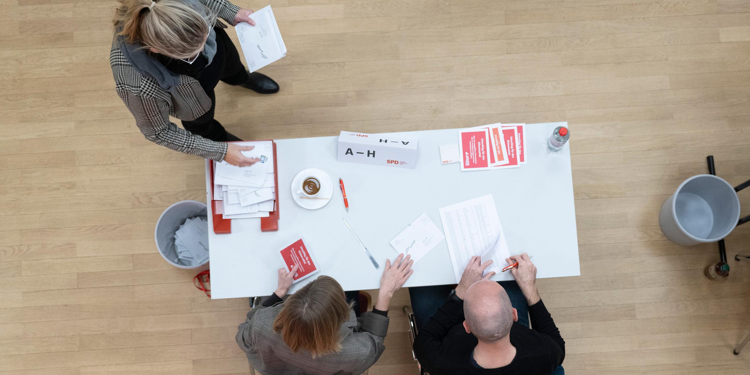 Mitglieder der SPD bei der Auszählung des Mitgliedervotums