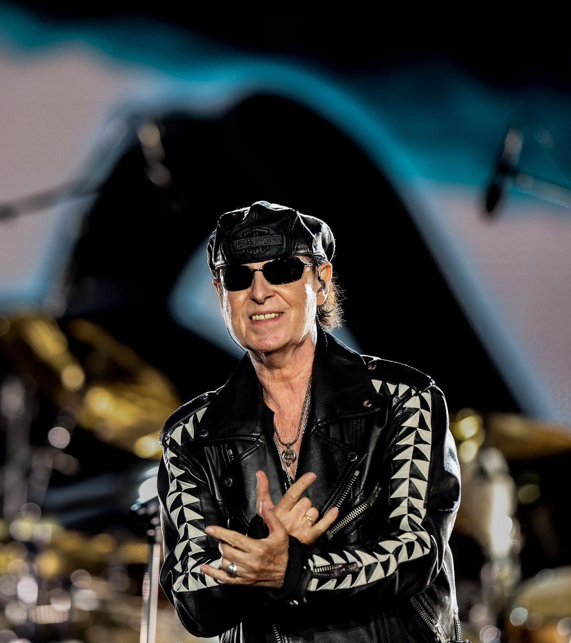 Der Sänger Klaus Meine von den "Scorpions" auf der Bühne bei dem Festival Rock in Rio Lisboa 2024.