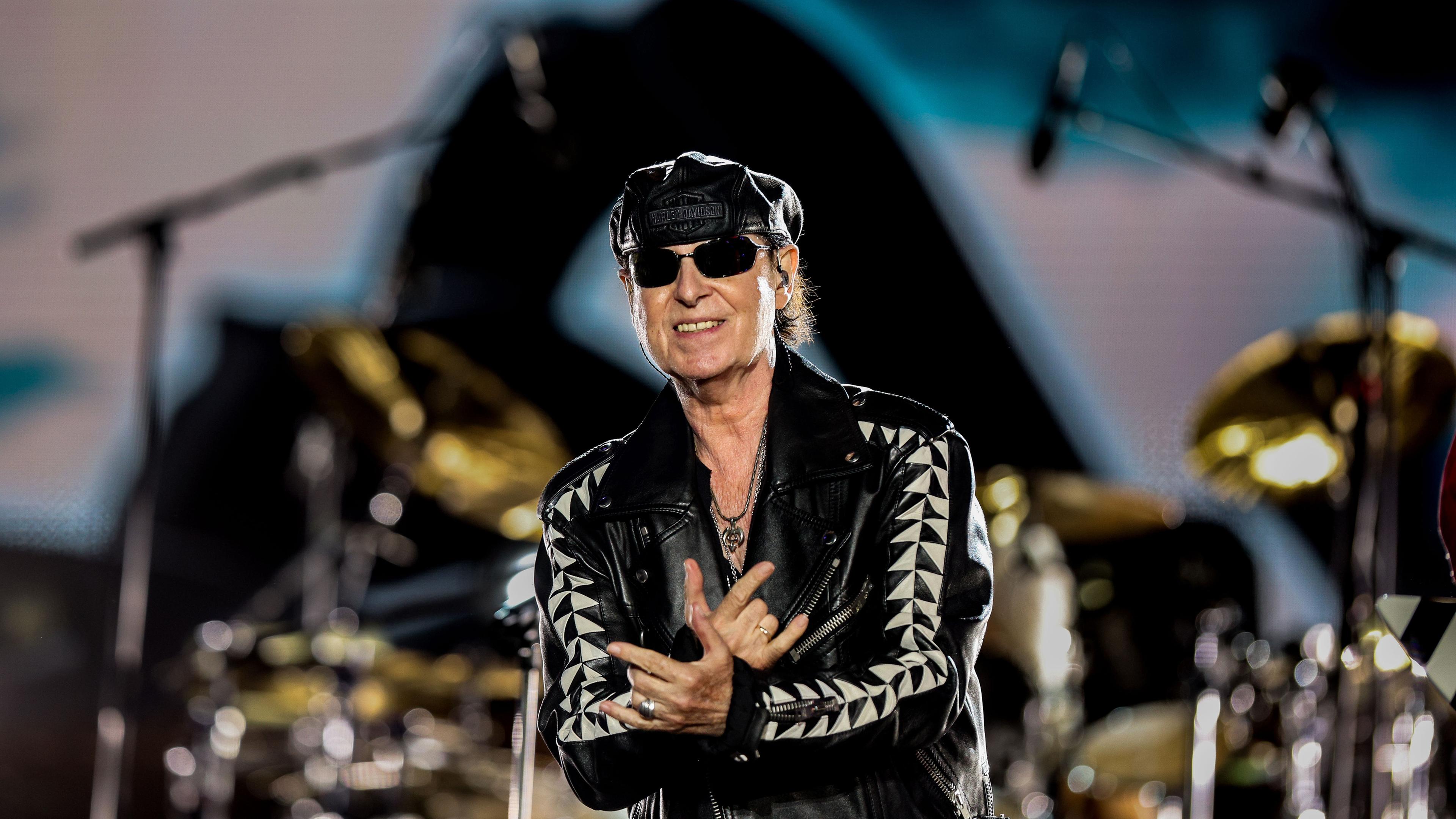 Der Sänger Klaus Meine von den "Scorpions" auf der Bühne bei dem Festival Rock in Rio Lisboa 2024.