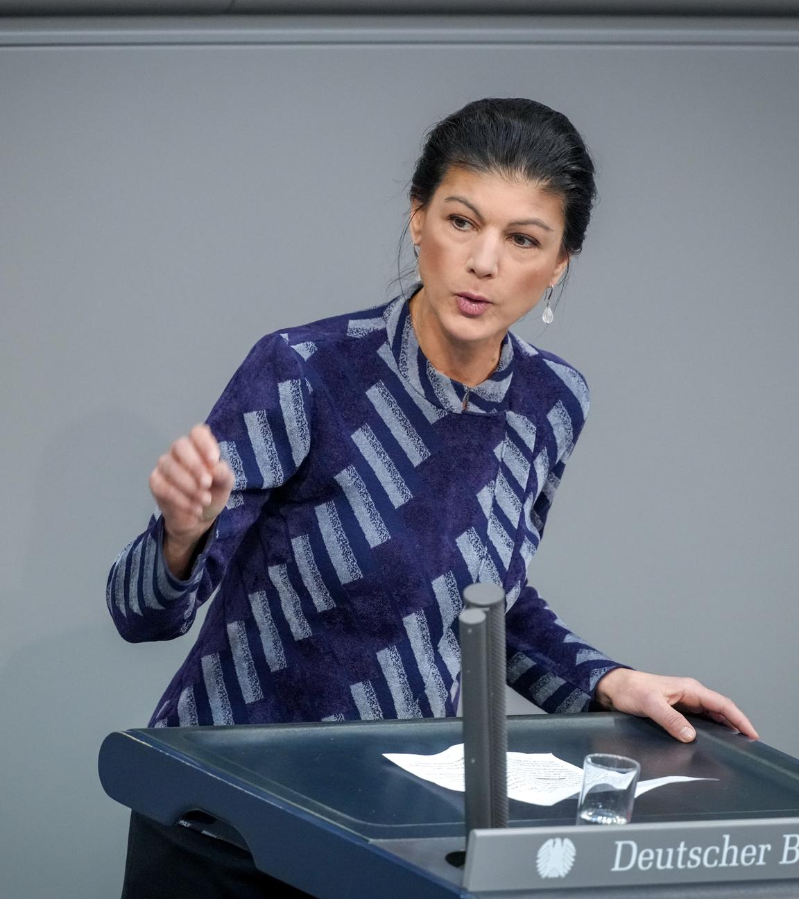 Sahra Wagenknecht, Parteivorsitzende vom Bündnis Sahra Wagenknecht (BSW) und Bundestagsabgeordnete, spricht im Plenum des Bundestags im Reichstagsgebäude.