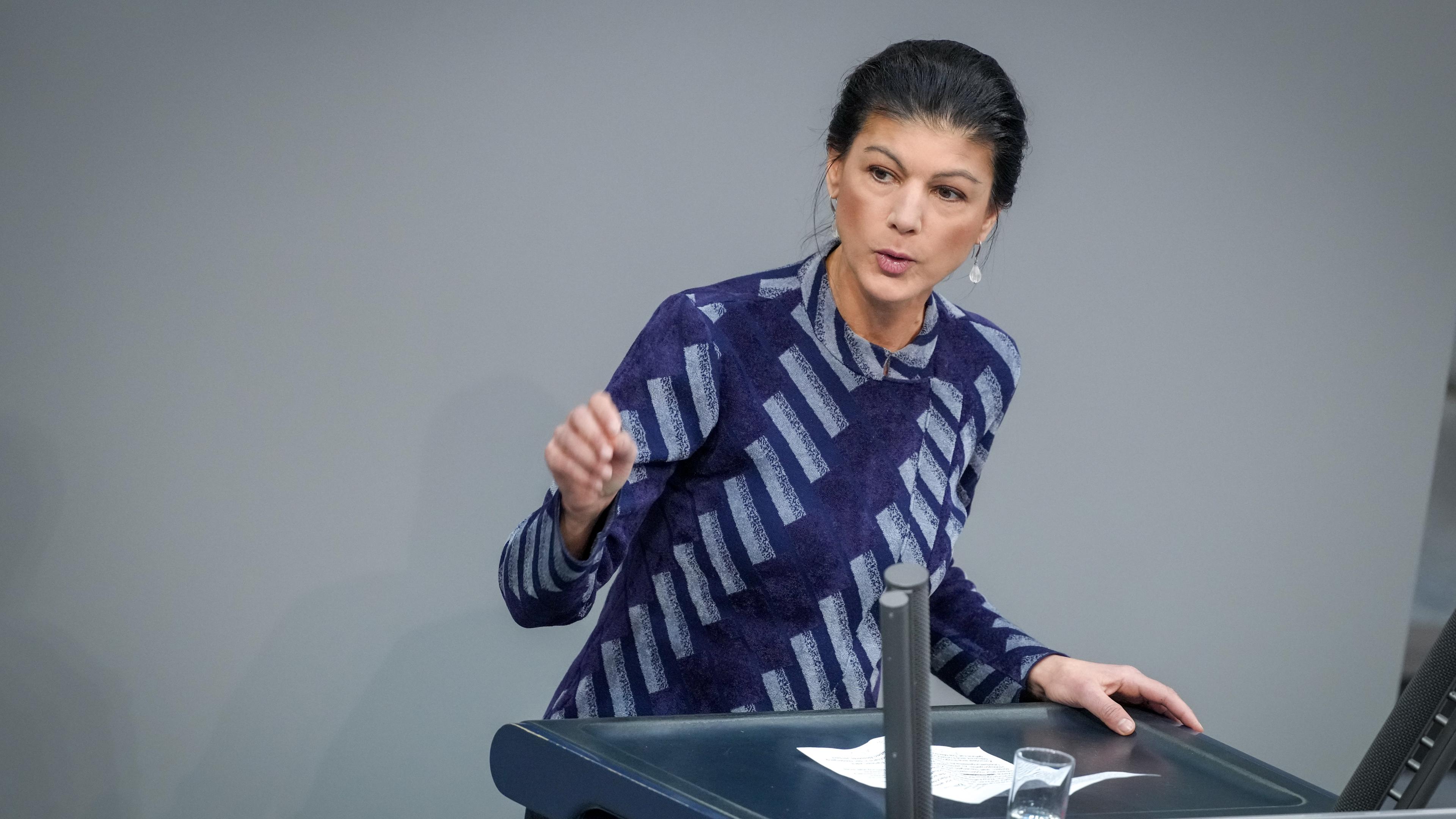 Sahra Wagenknecht, Parteivorsitzende vom Bündnis Sahra Wagenknecht (BSW) und Bundestagsabgeordnete, spricht im Plenum des Bundestags im Reichstagsgebäude.