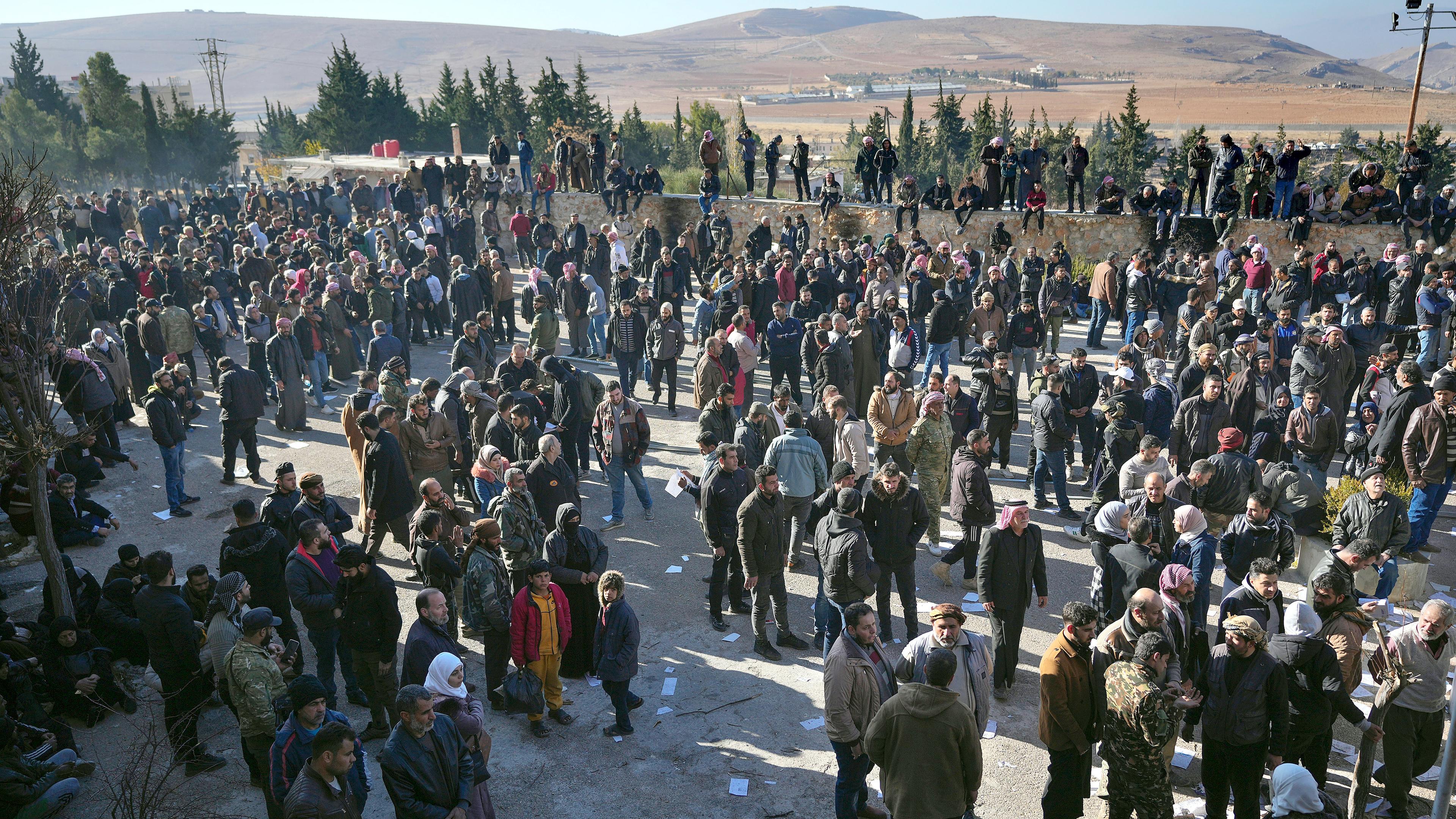 Menschenmengen versammeln sich vor dem Militärgefängnis Saidnaja nördlich von Damaskus, um dieses zu betreten, aufgenommen am 09.12.2024