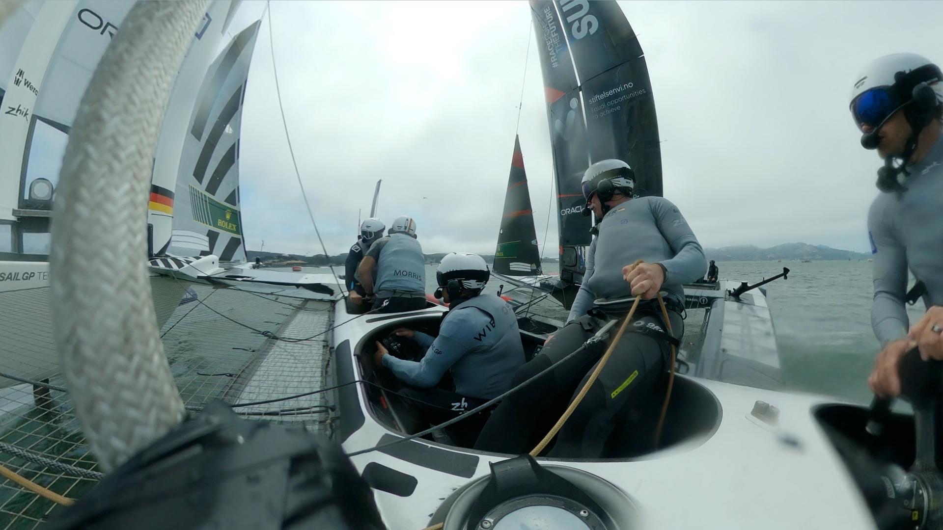 Die Besatzung eines Katamarans bei der SailGP in Aktion.