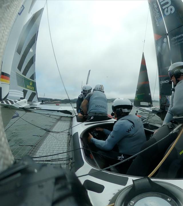 Die Besatzung eines Katamarans bei der SailGP in Aktion.