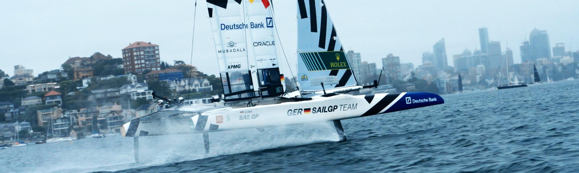 Ein Katamaran bei der SailGP in Aktion.