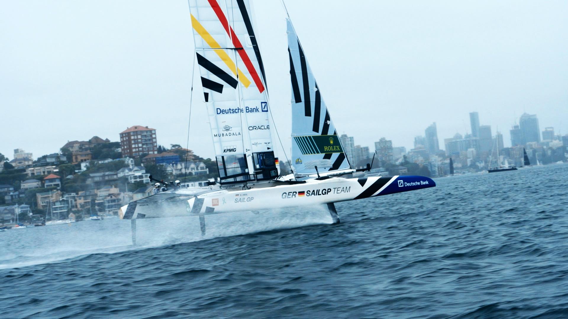 Ein Katamaran bei der SailGP in Aktion.