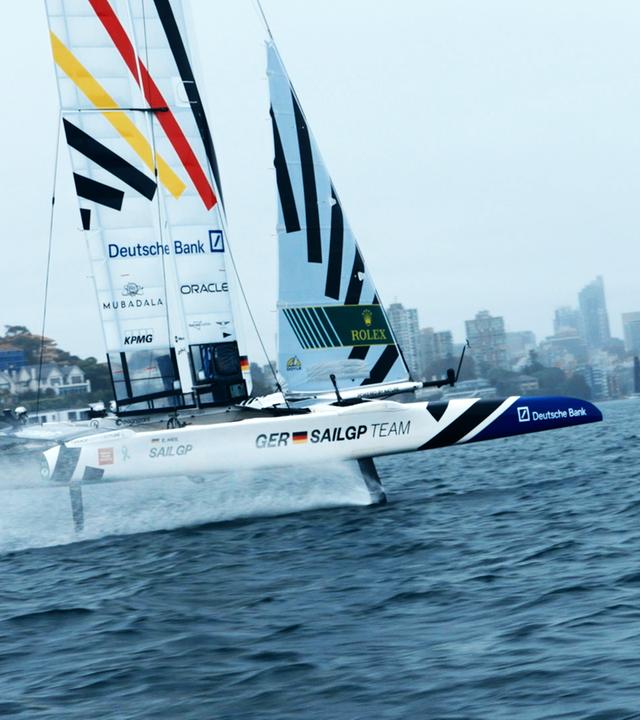 Ein Katamaran bei der SailGP in Aktion.