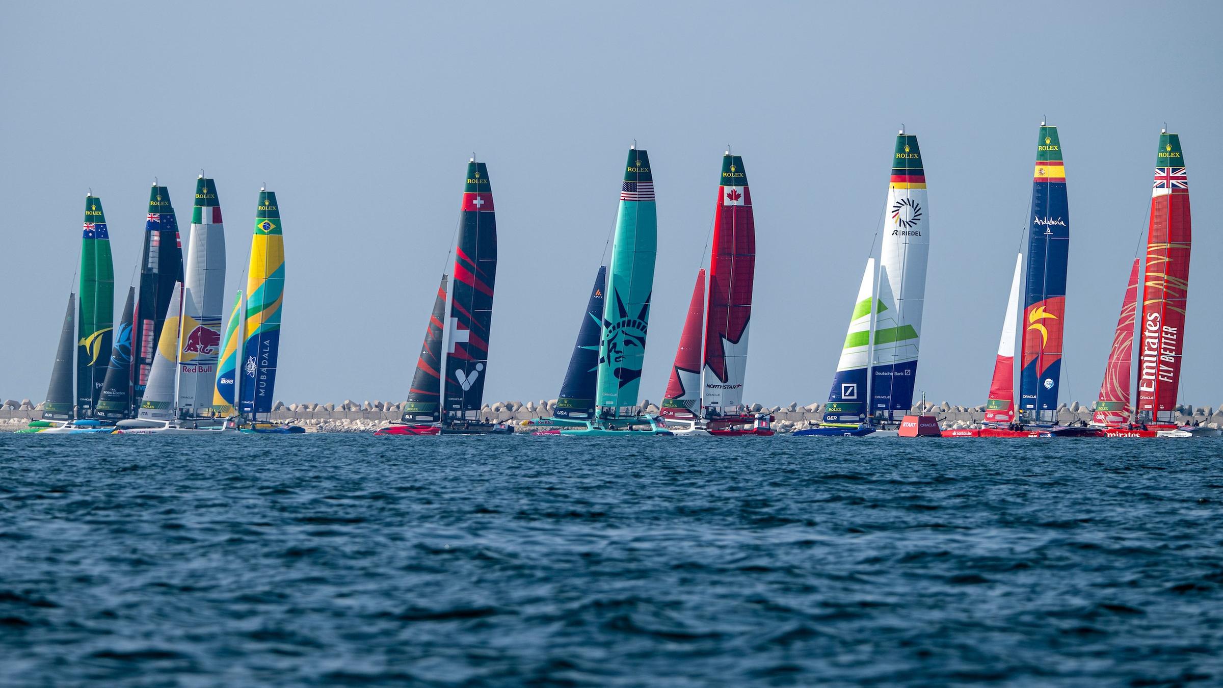 Die SailGP-Flotte am ersten Renntag der neuen Saison in Dubai.