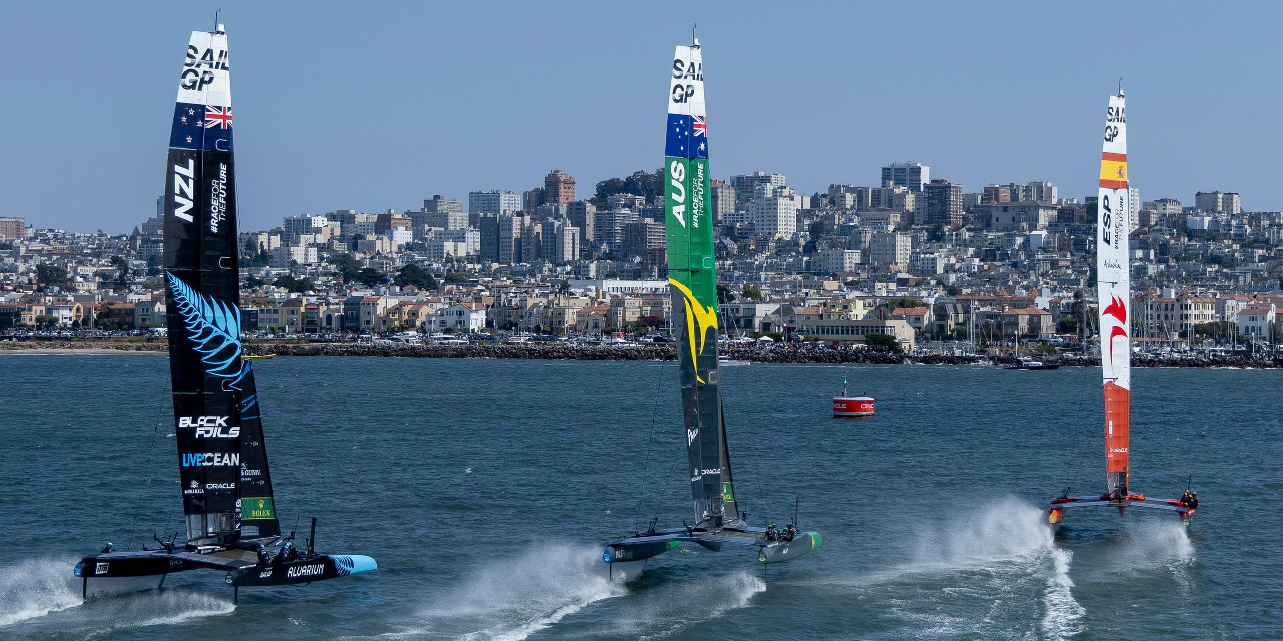 Die SailGP-Teams aus Neuseeland, Australien und Spanien treten vor der Küste San Franciscos gegeneinander an.