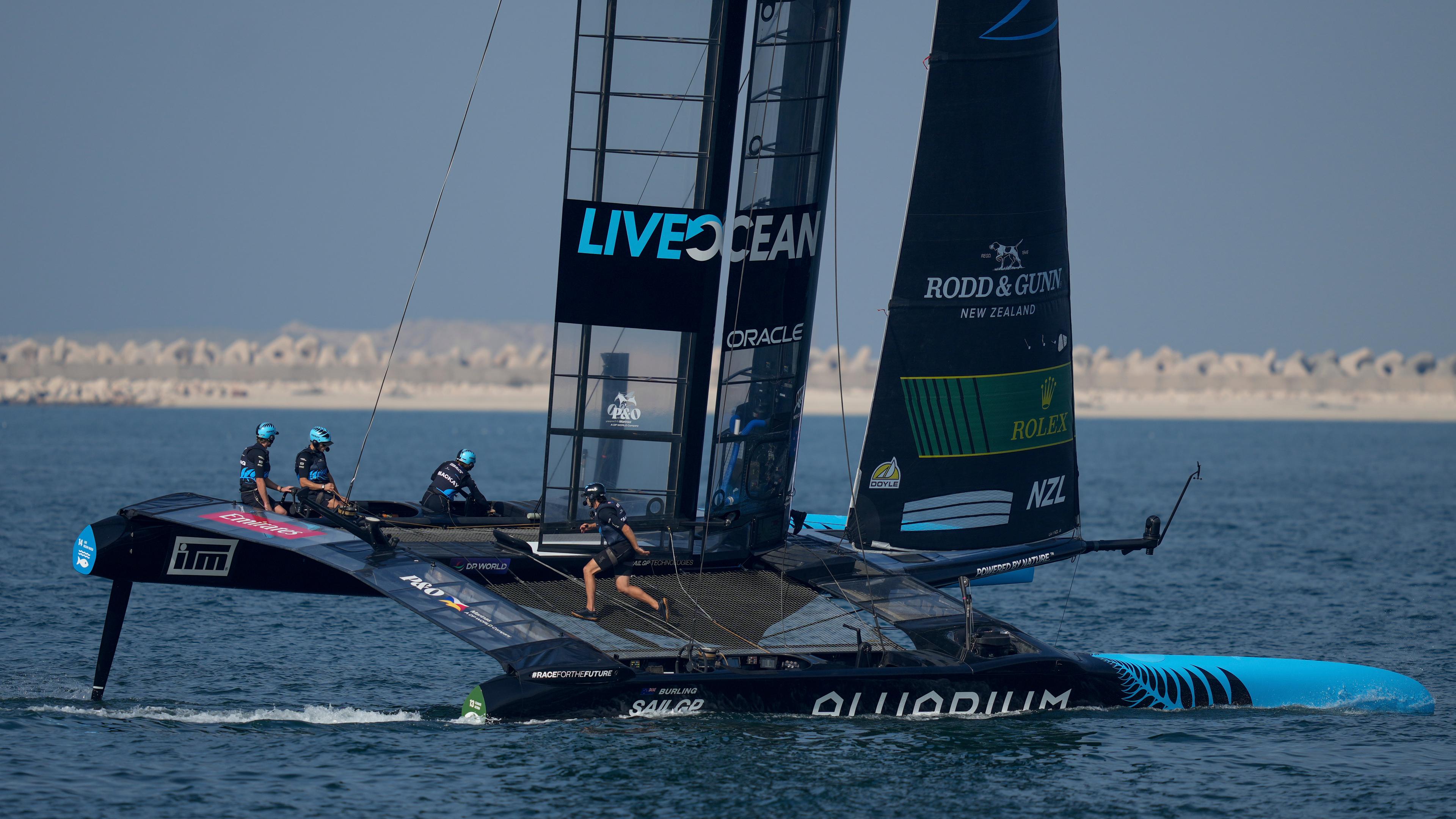 Das neuseeländische SailGP Team tritt während des Dubai Sail Grand Prix Race in Dubai.